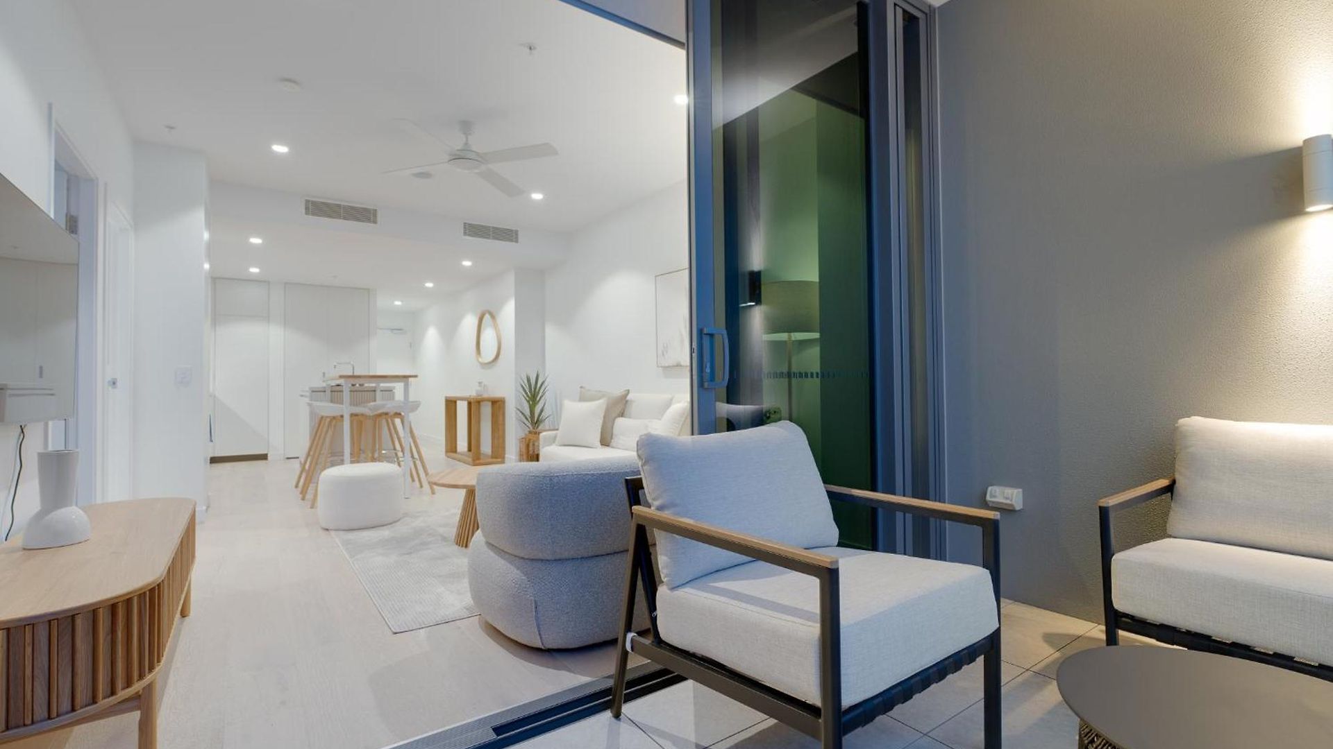 Modern - 1 Bedroom In Queen's Wharf Walk To Casino Apartment *