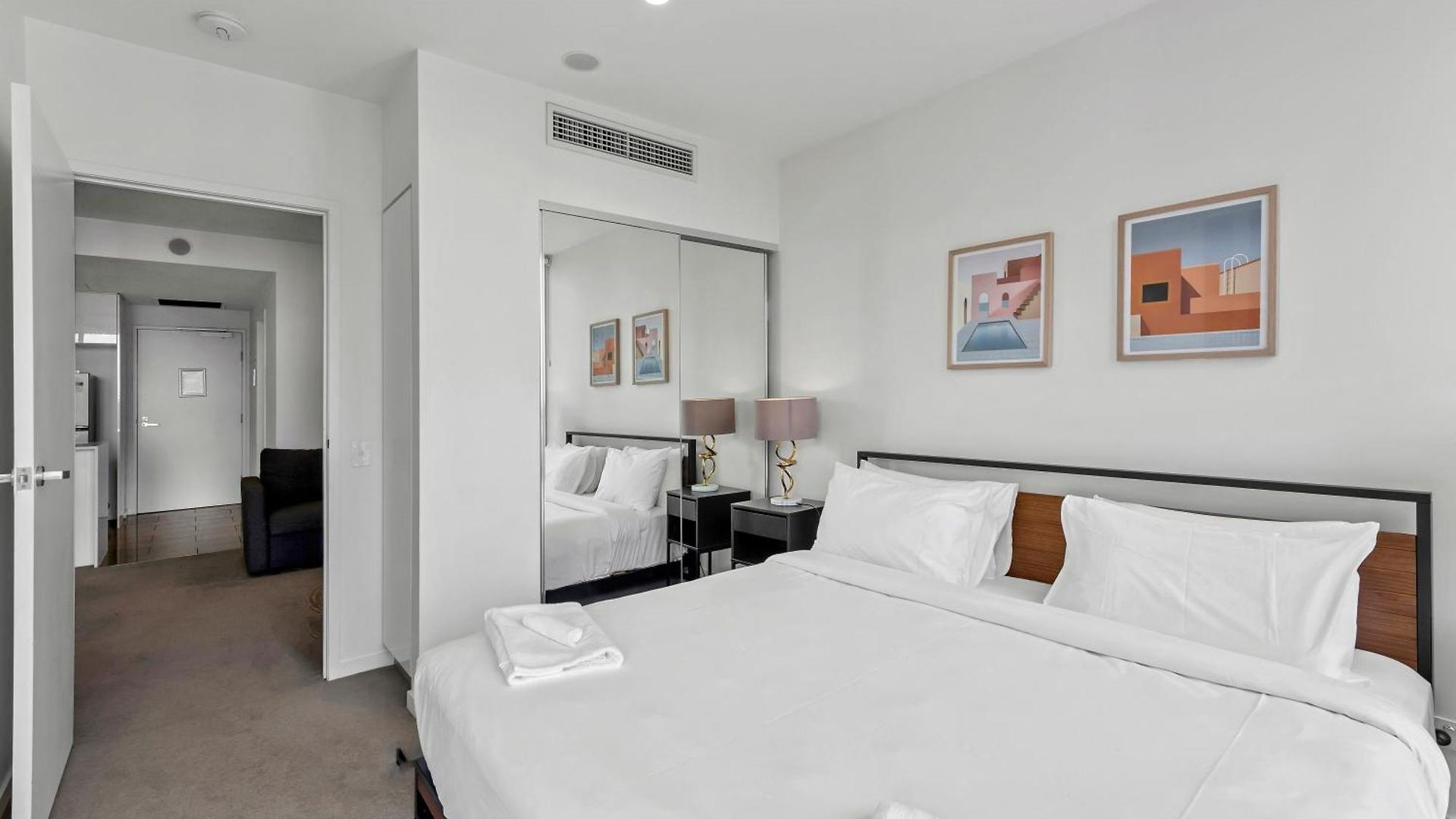 King Bed, Mountain Views & Southbank Location Apartment *