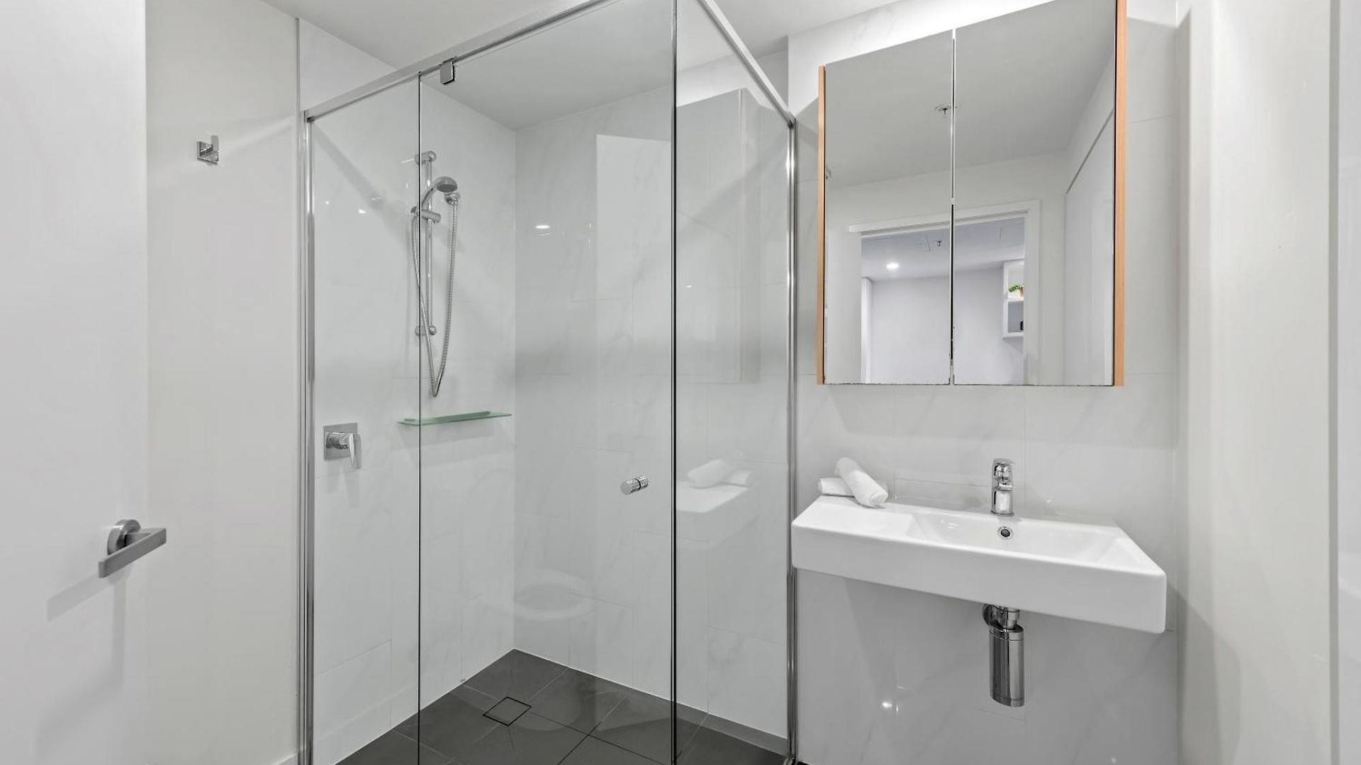 King Bed, Mountain Views & Southbank Location Apartment *