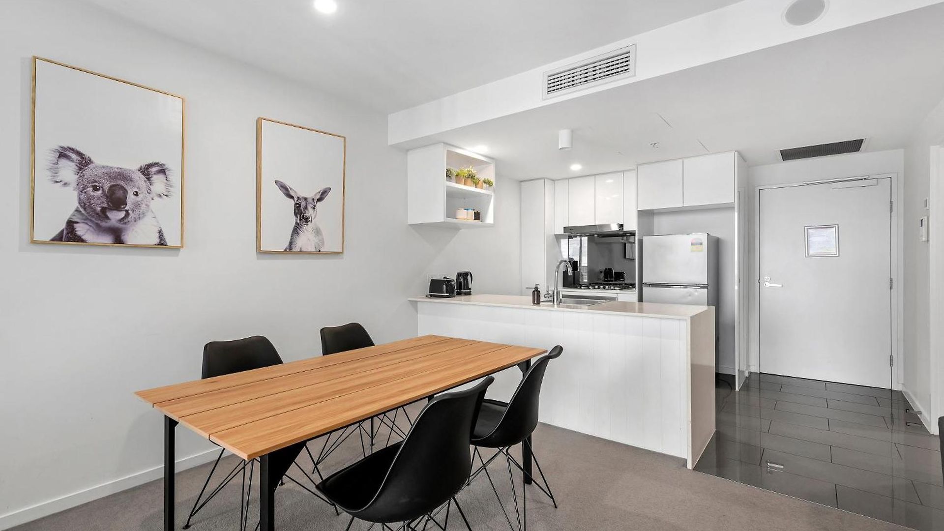 King Bed, Mountain Views & Southbank Location