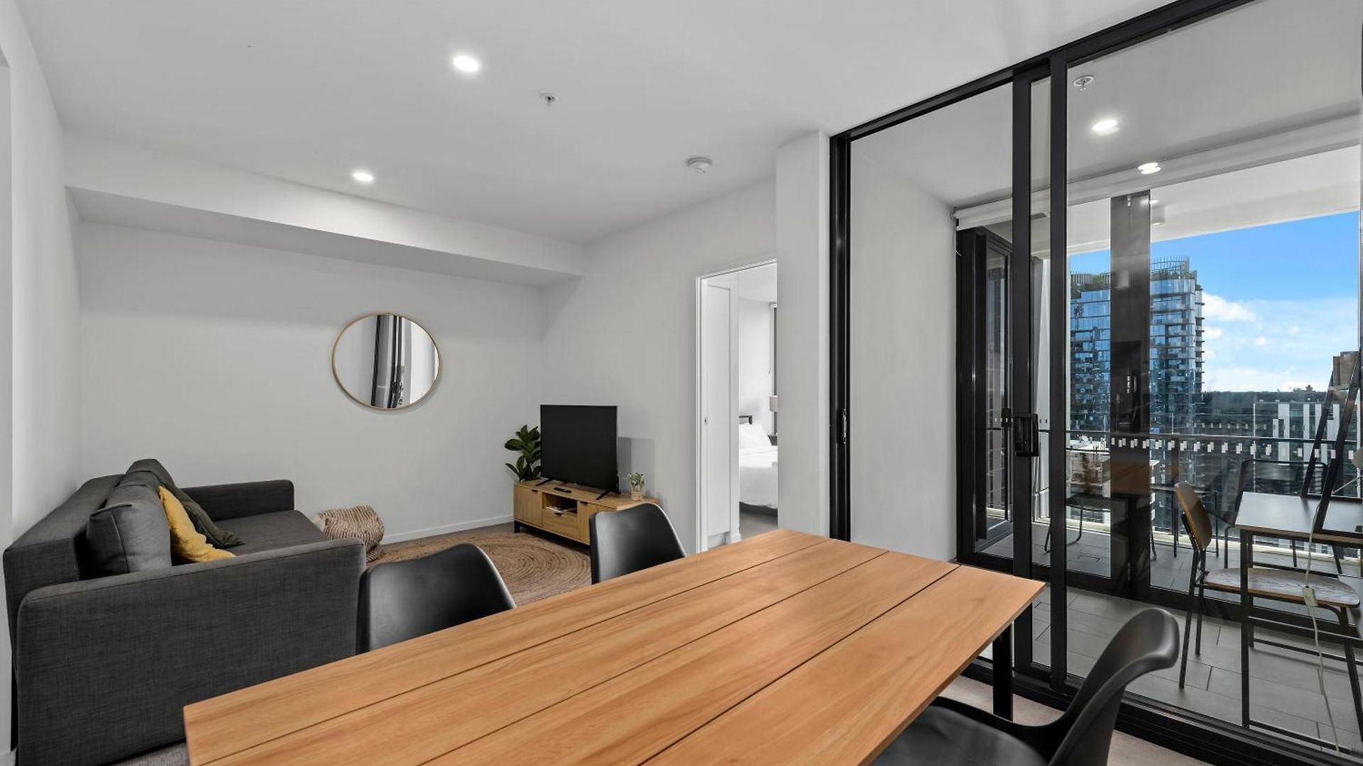 King Bed, Mountain Views & Southbank Location Apartment