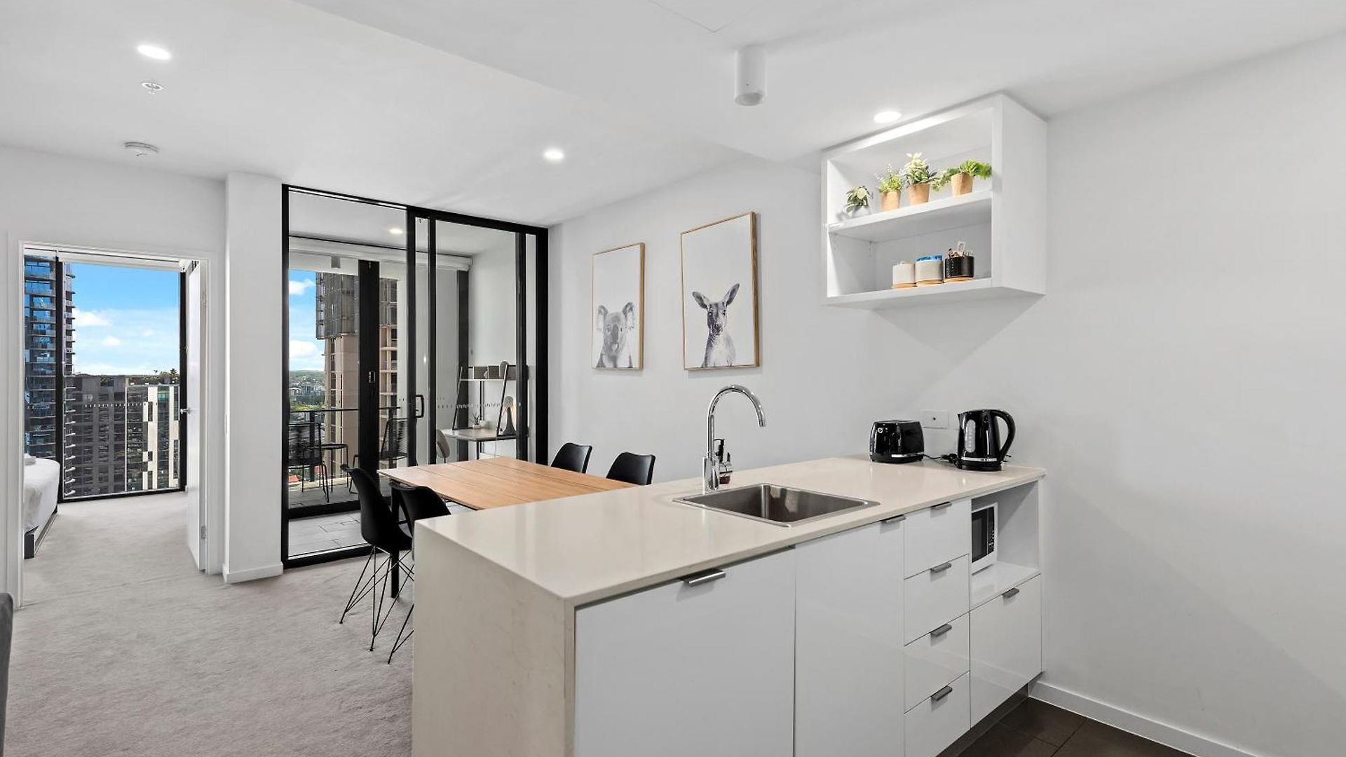 King Bed, Mountain Views & Southbank Location