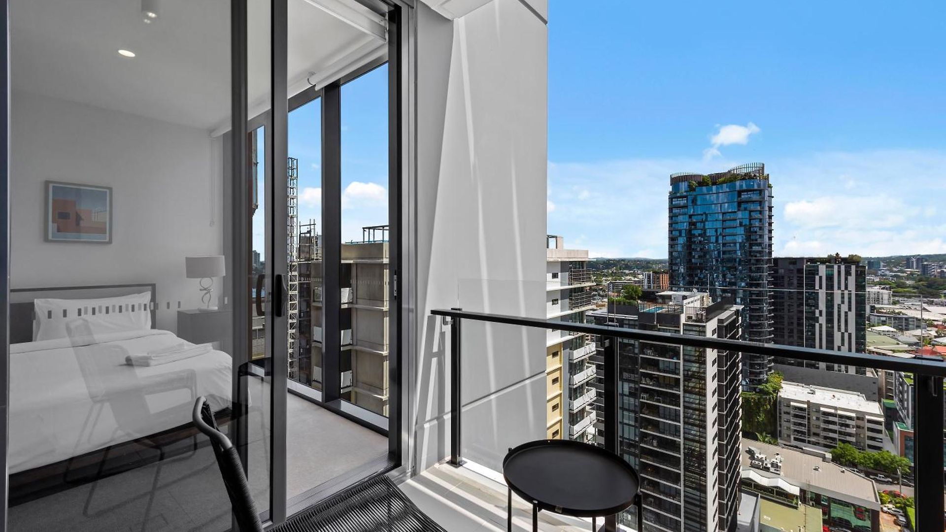 King Bed, Mountain Views & Southbank Location Apartment