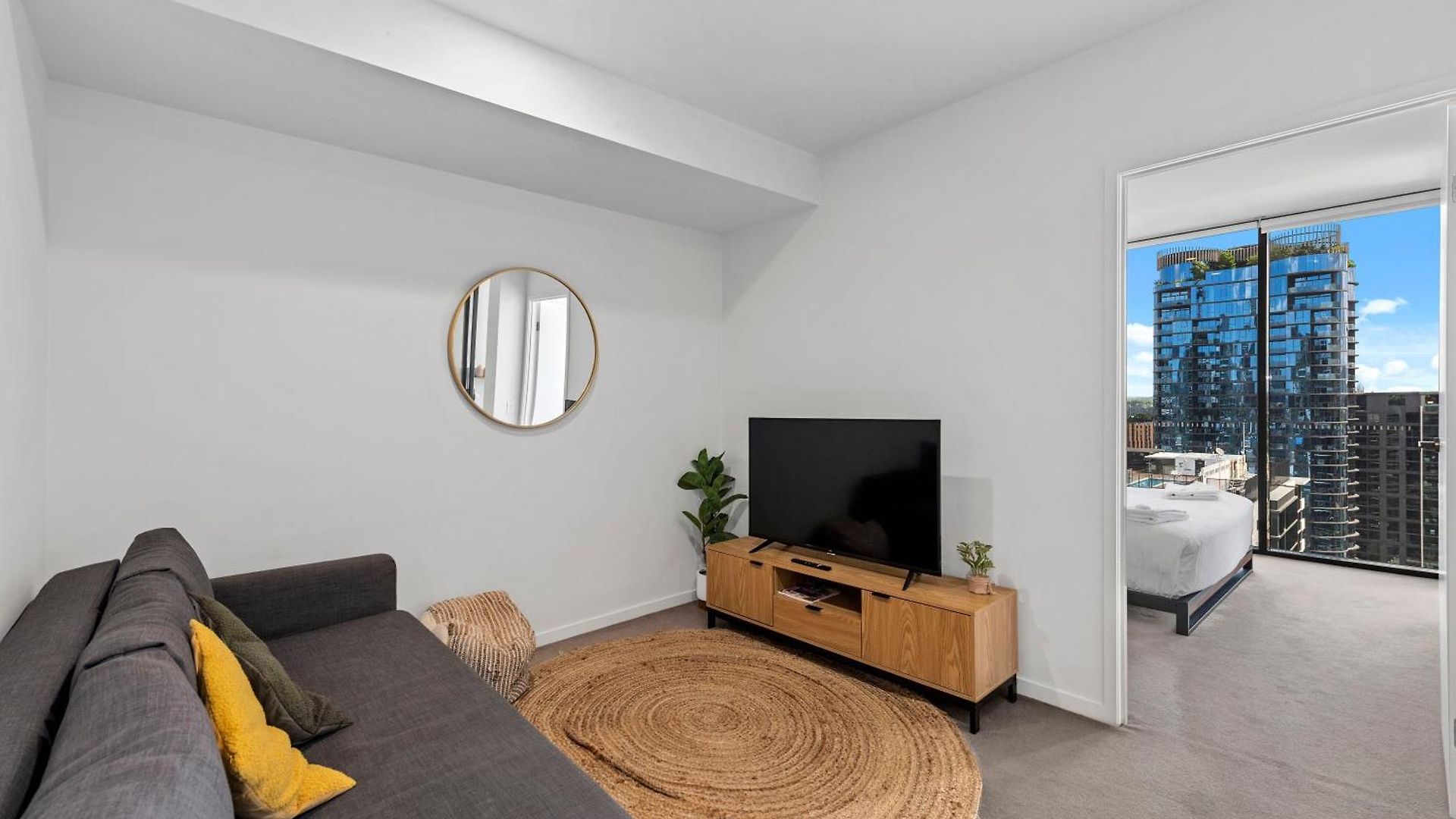 King Bed, Mountain Views & Southbank Location Apartment *