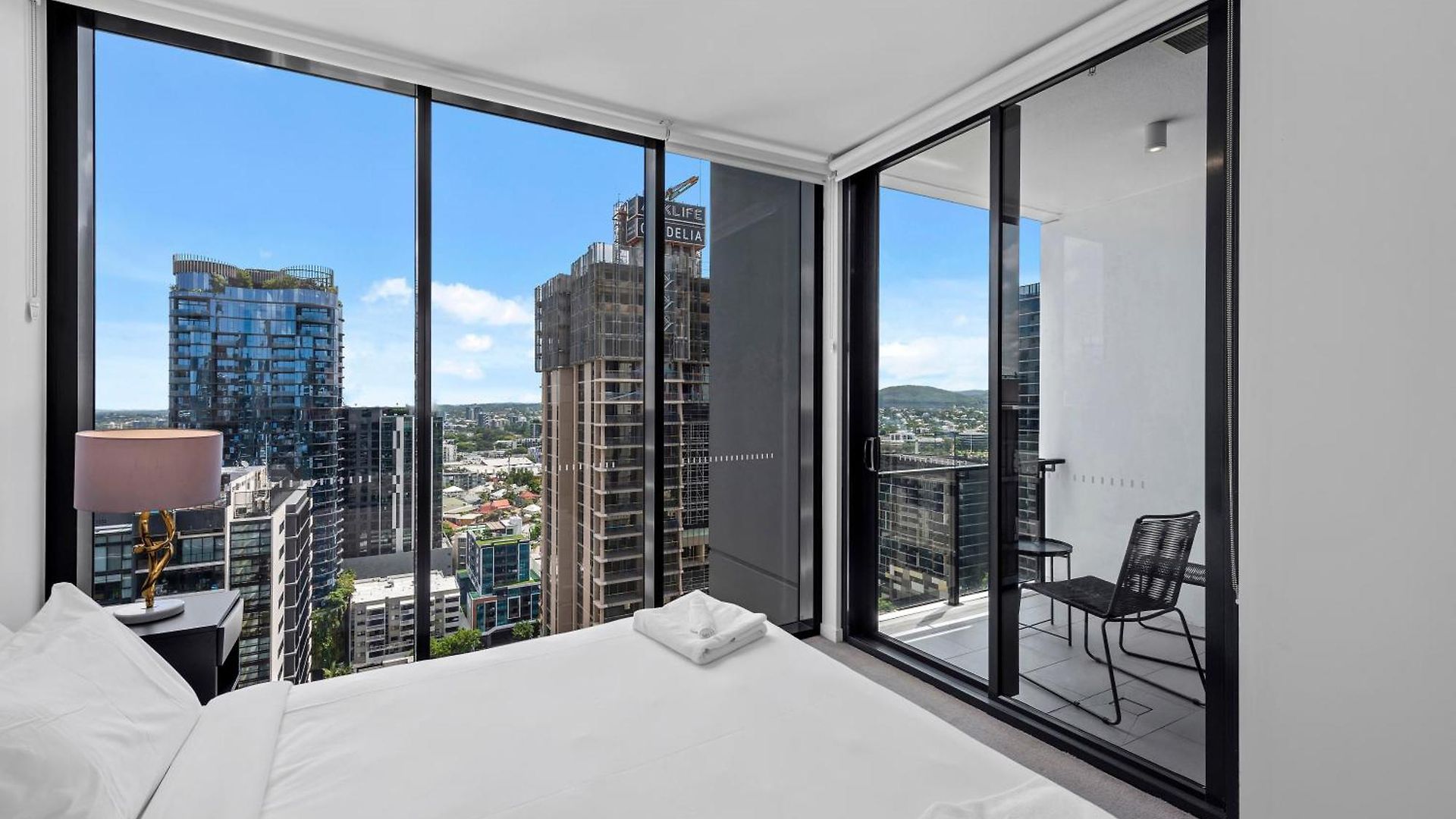 King Bed, Mountain Views & Southbank Location