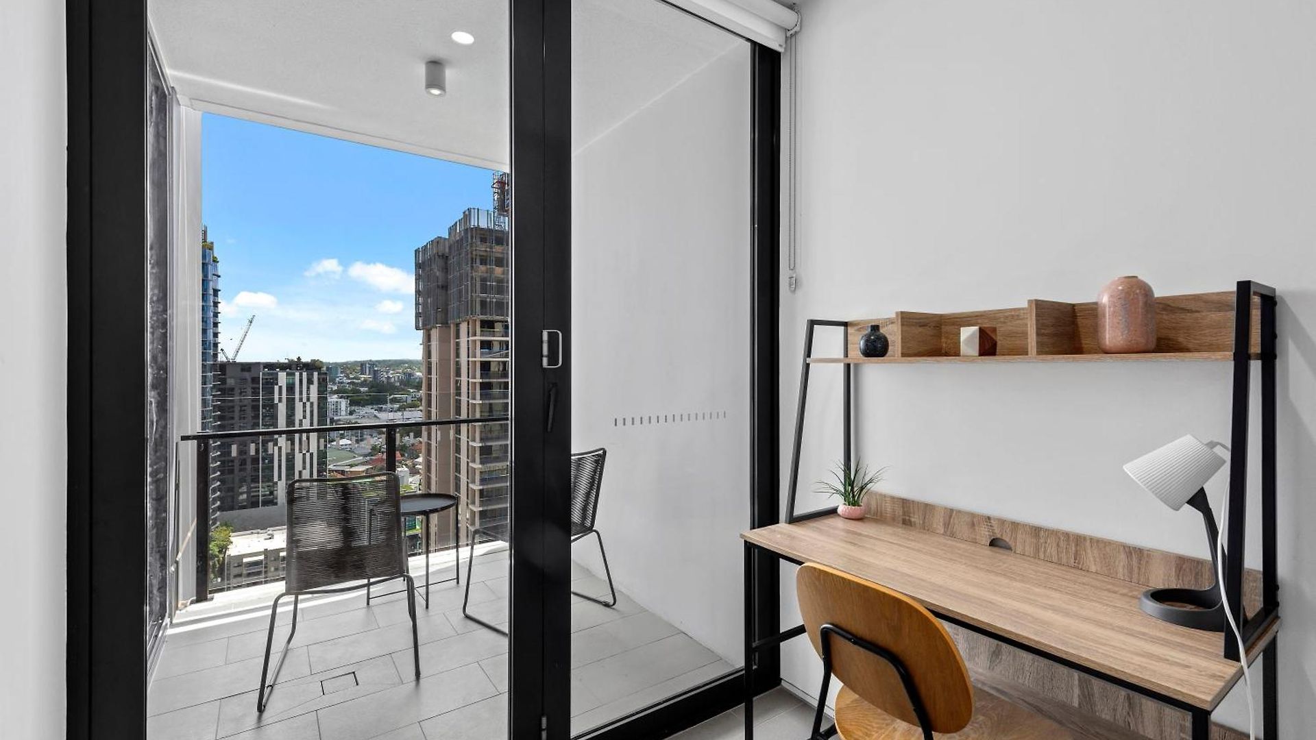 King Bed, Mountain Views & Southbank Location Apartment