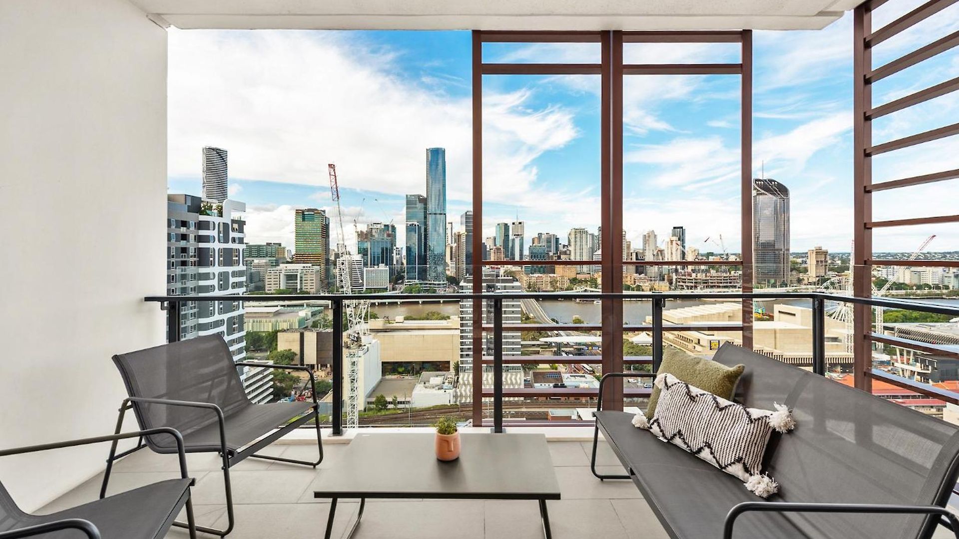 Apartment King Bed, Car Park And Gorgeous & River Views *
