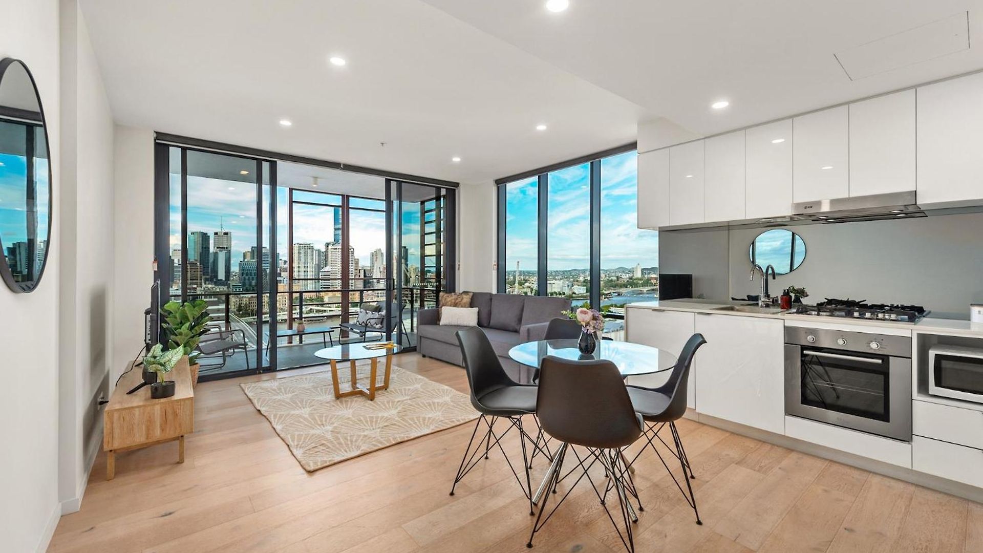Apartment King Bed, Car Park And Gorgeous & River Views *
