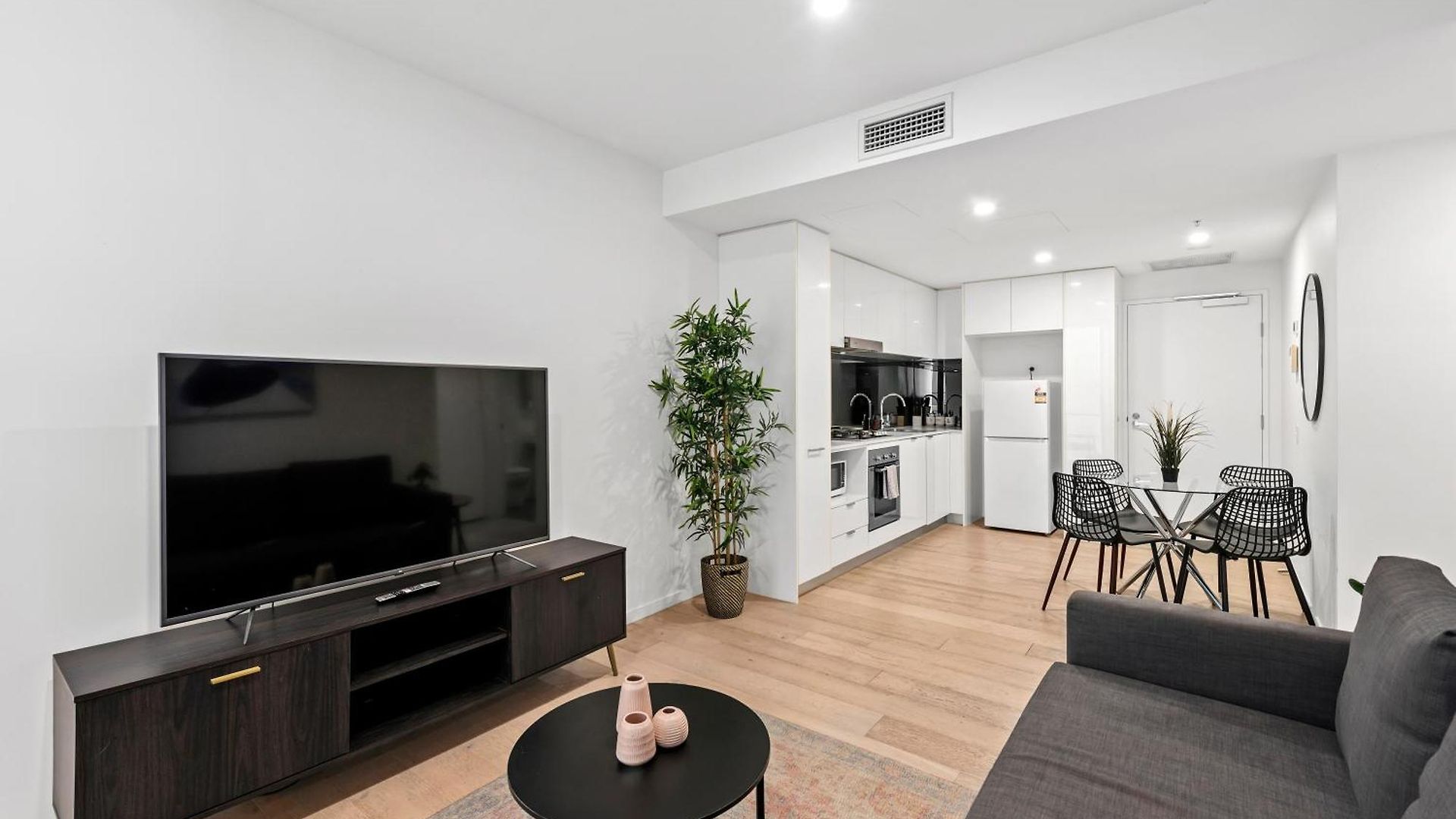 Stylish With King Bed, Gym, Pool Apartment