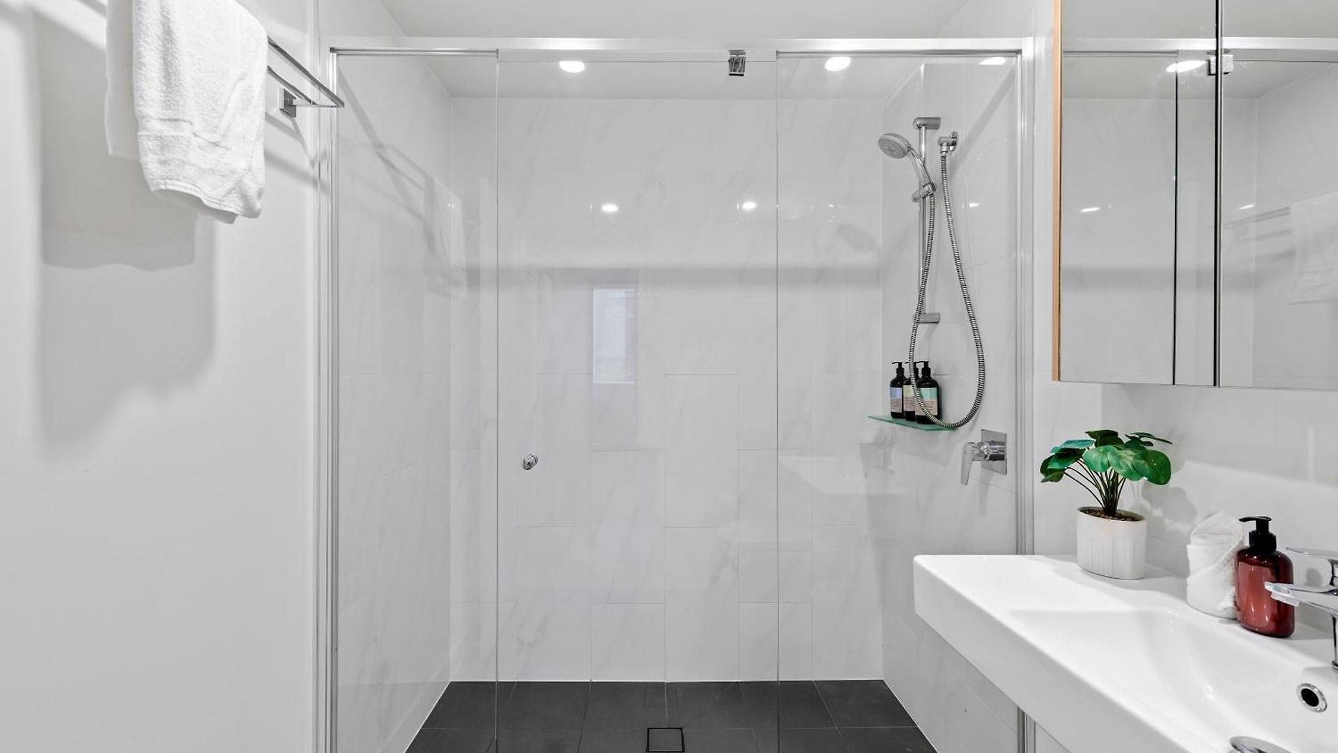 Apartment Stylish With King Bed, Gym, Pool