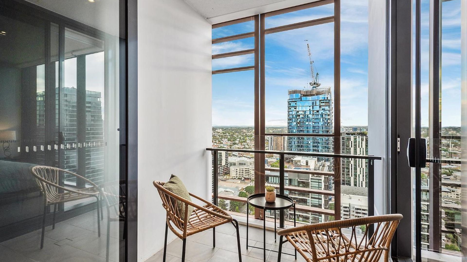 Sunset Views With Location, King Bed, Pool, Gym Apartment