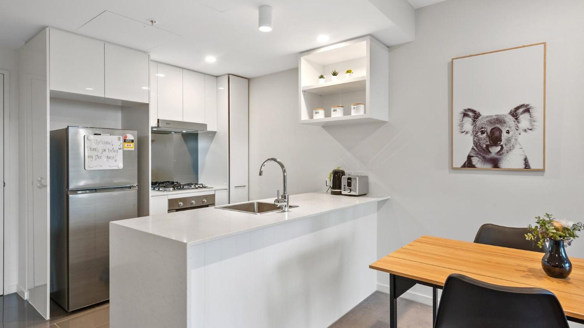 Apartment Sunset Views With Location, King Bed, Pool, Gym *