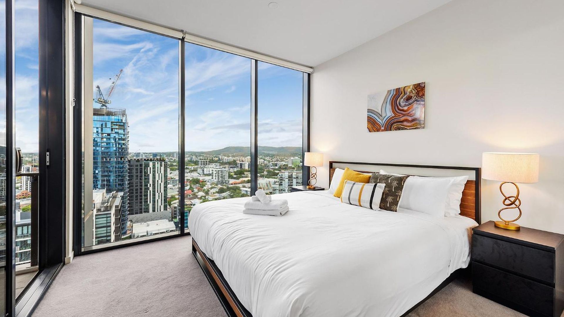 Sunset Views With Location, King Bed, Pool, Gym