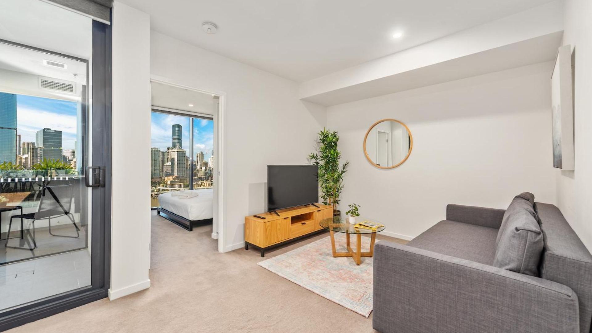 Bright & Modern With Views, King Bed, Park