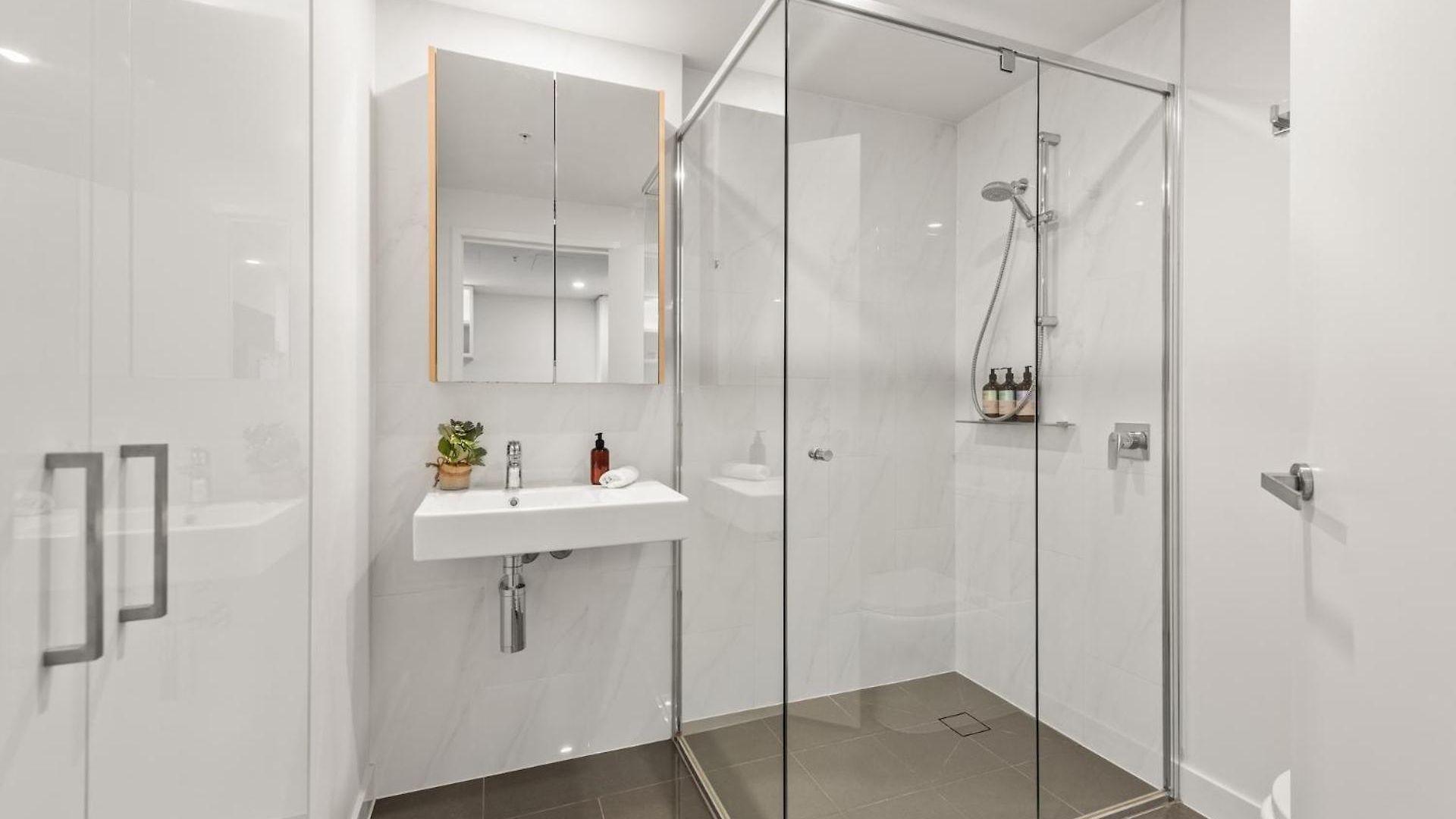 Bright & Modern With Views, King Bed, Park