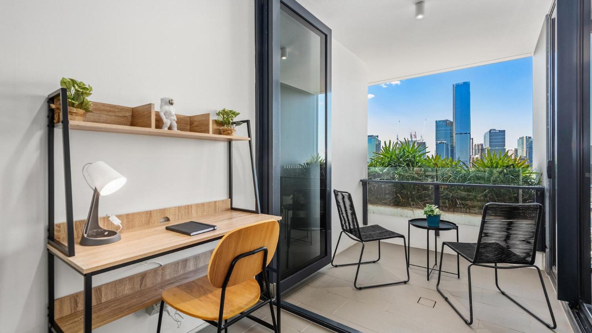 Bright & Modern With Views, King Bed, Park