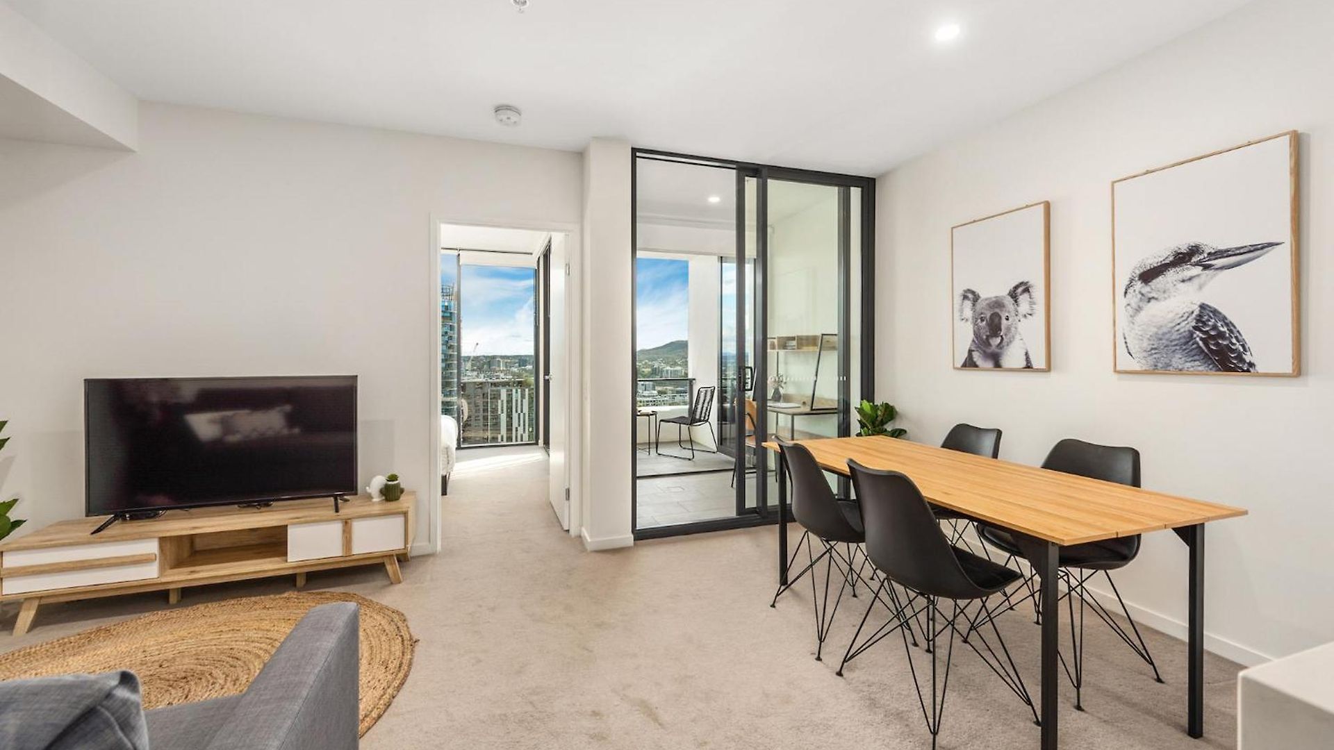Mountain Views, King Bed, Pool, Gym & Car Park * Brisbane