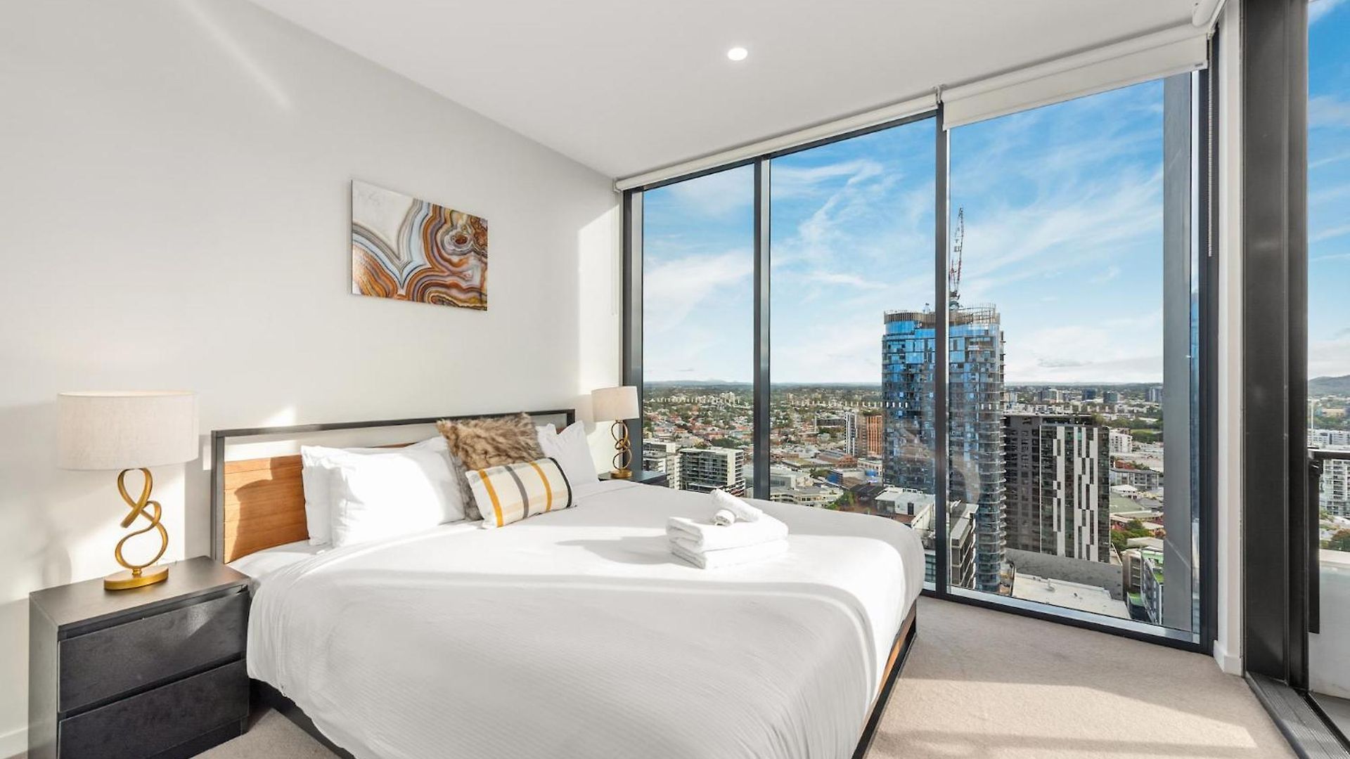 Apartment Mountain Views, King Bed, Pool, Gym & Car Park