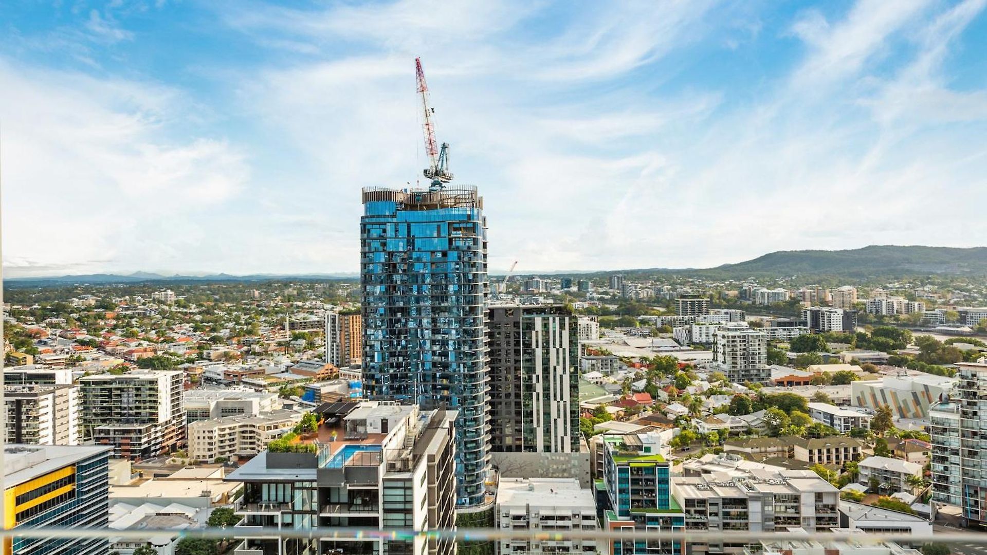 Mountain Views, King Bed, Pool, Gym & Car Park Apartment Brisbane