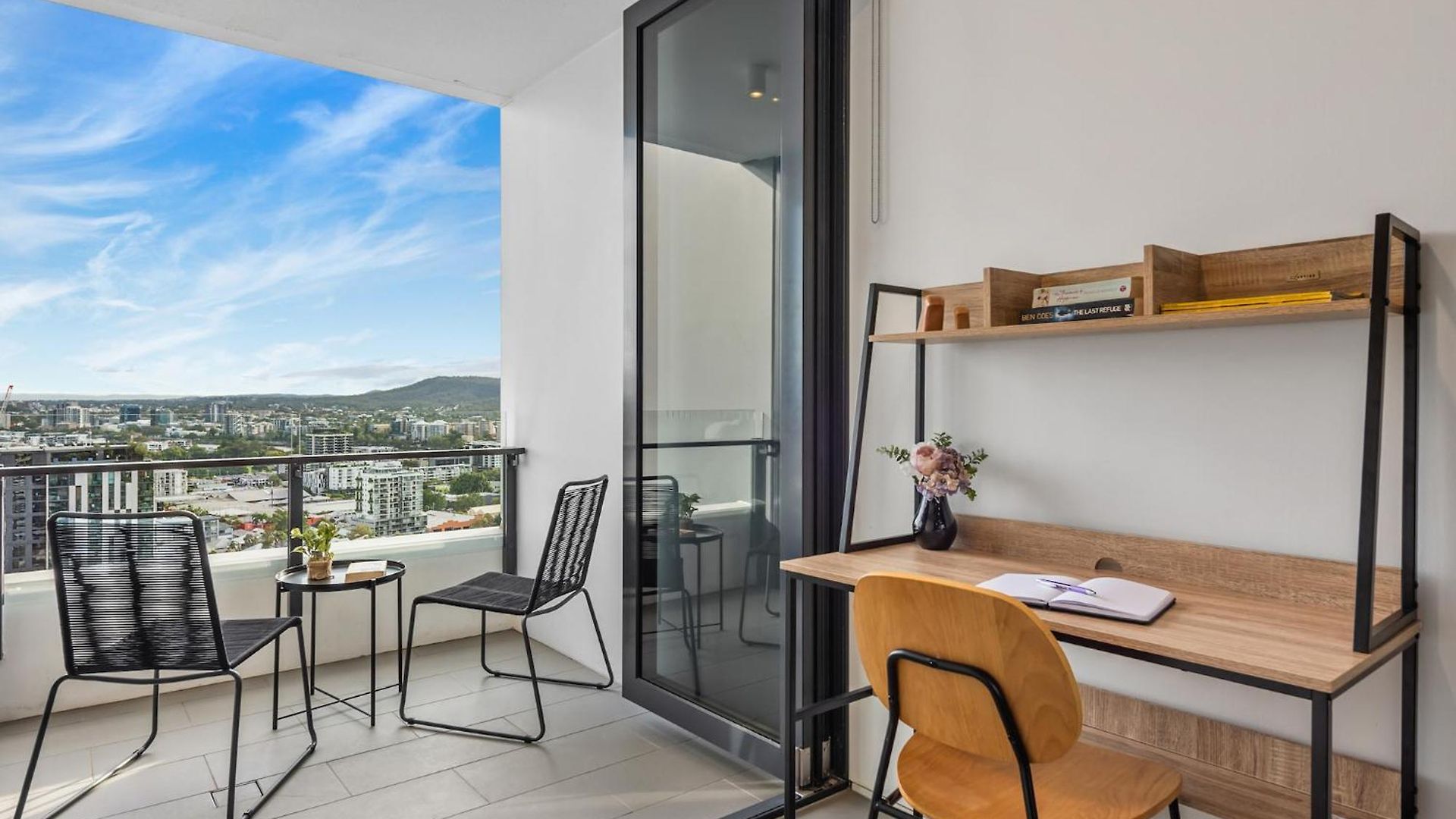 Mountain Views, King Bed, Pool, Gym & Car Park * Brisbane
