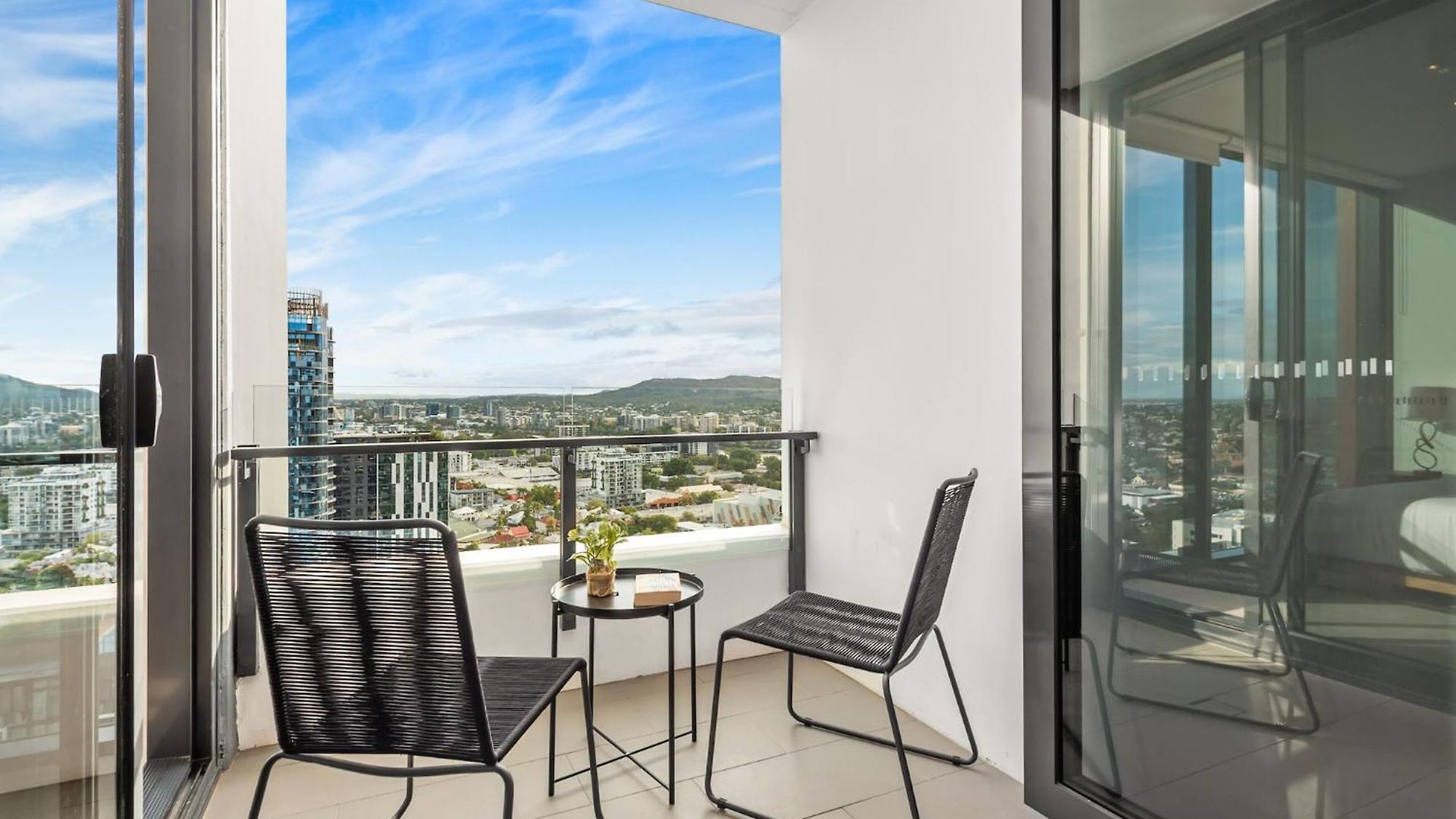 Mountain Views, King Bed, Pool, Gym & Car Park Apartment *