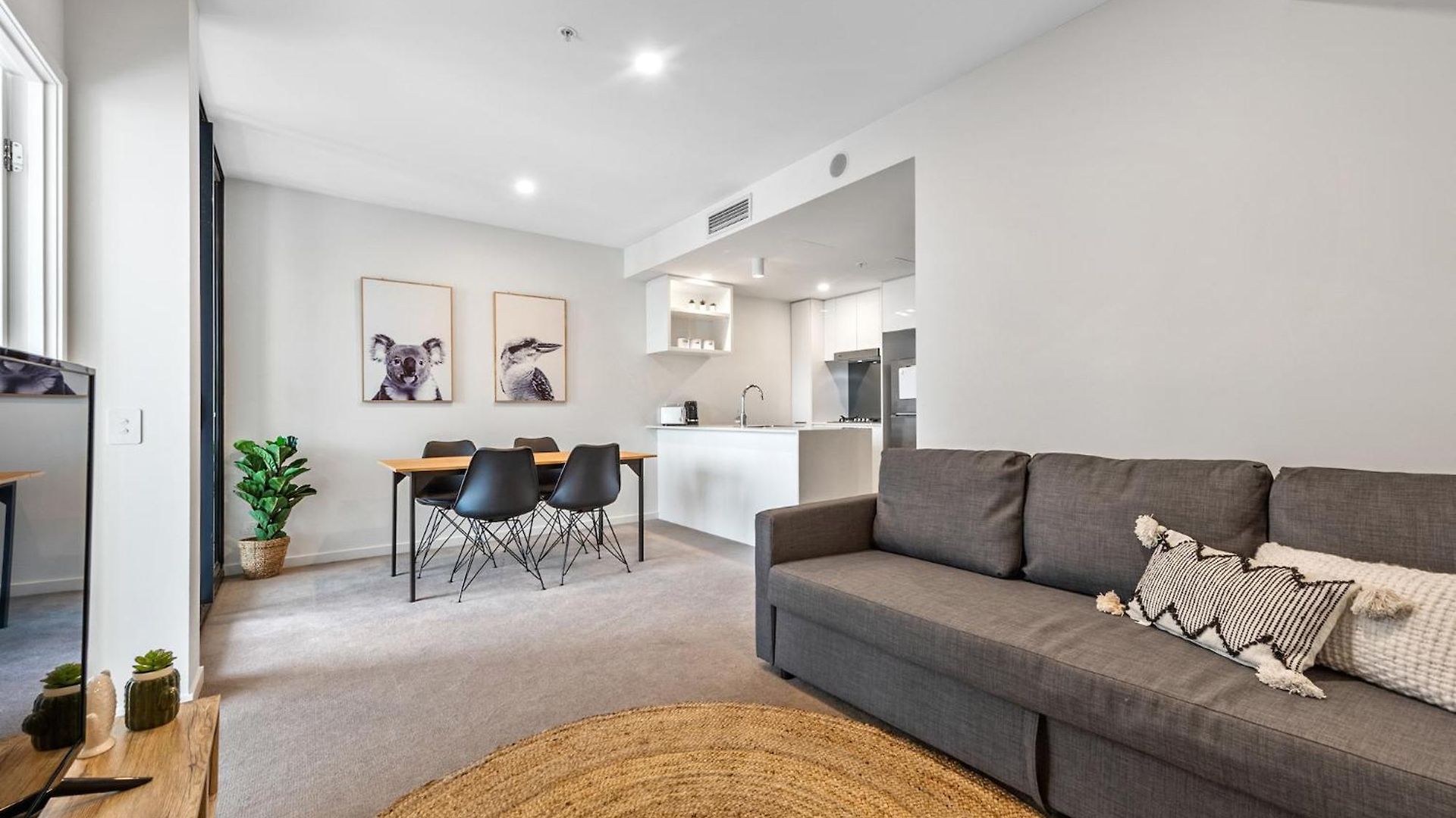 Apartment Mountain Views, King Bed, Pool, Gym & Car Park Brisbane