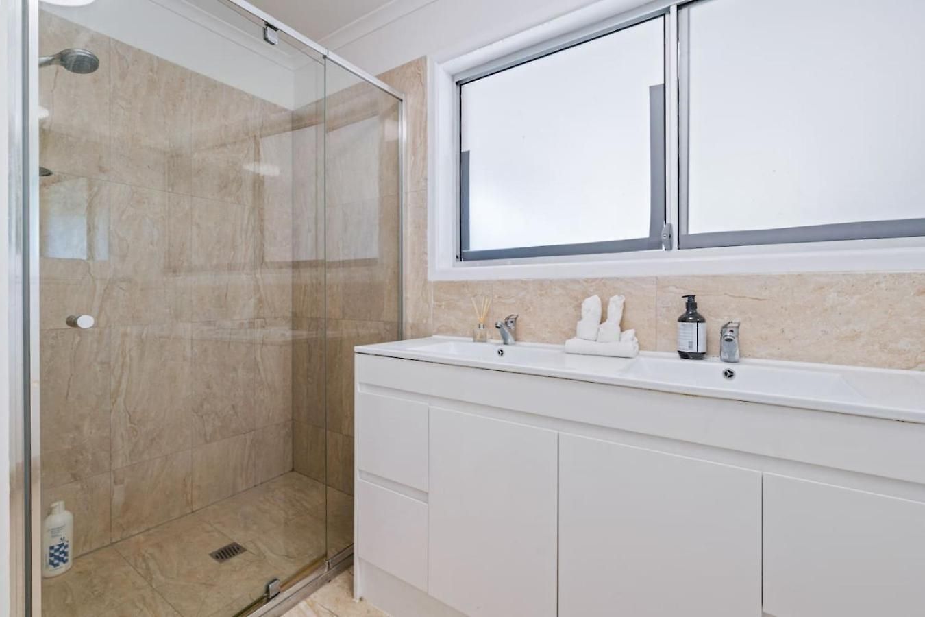 1mins To Pinelands Plaza 4br Chic Family Retreat