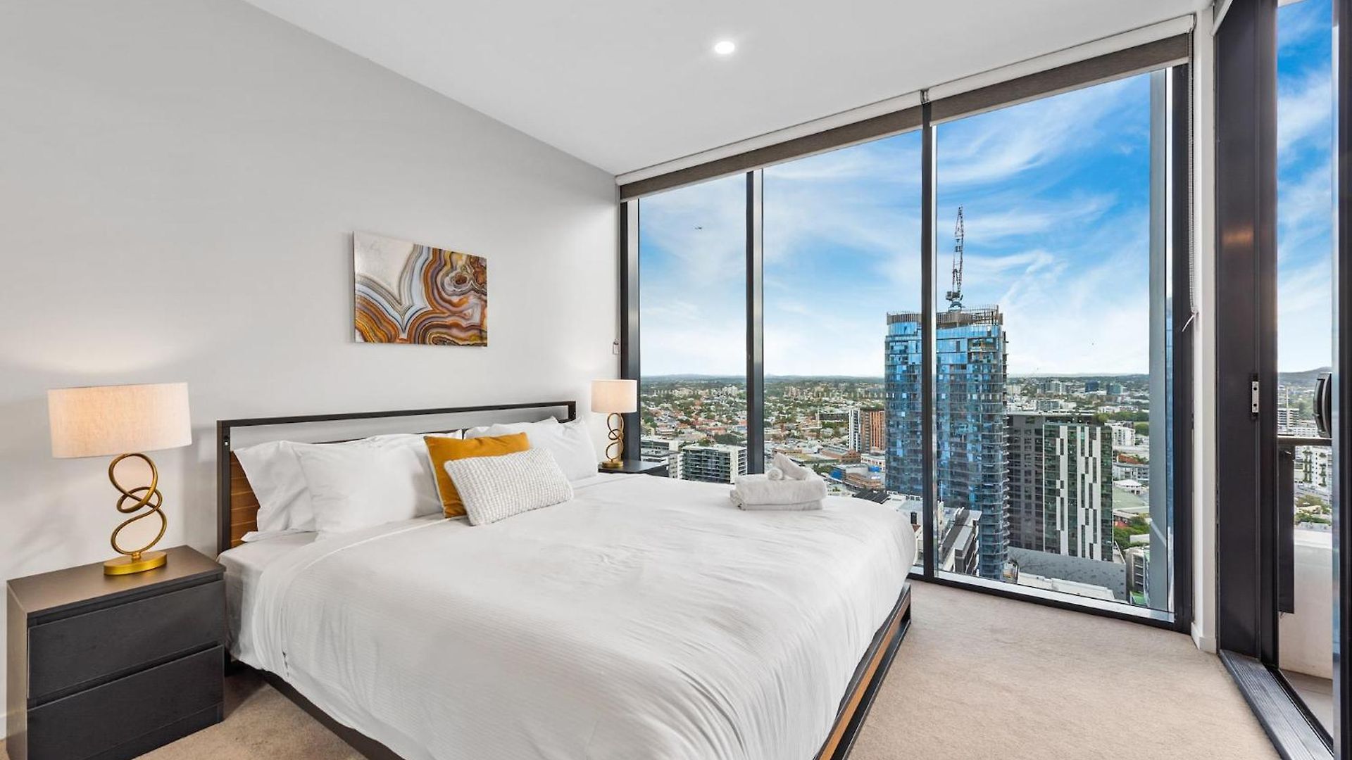 Mountain & Sunset Views With King Bed, Pool, Gym Brisbane
