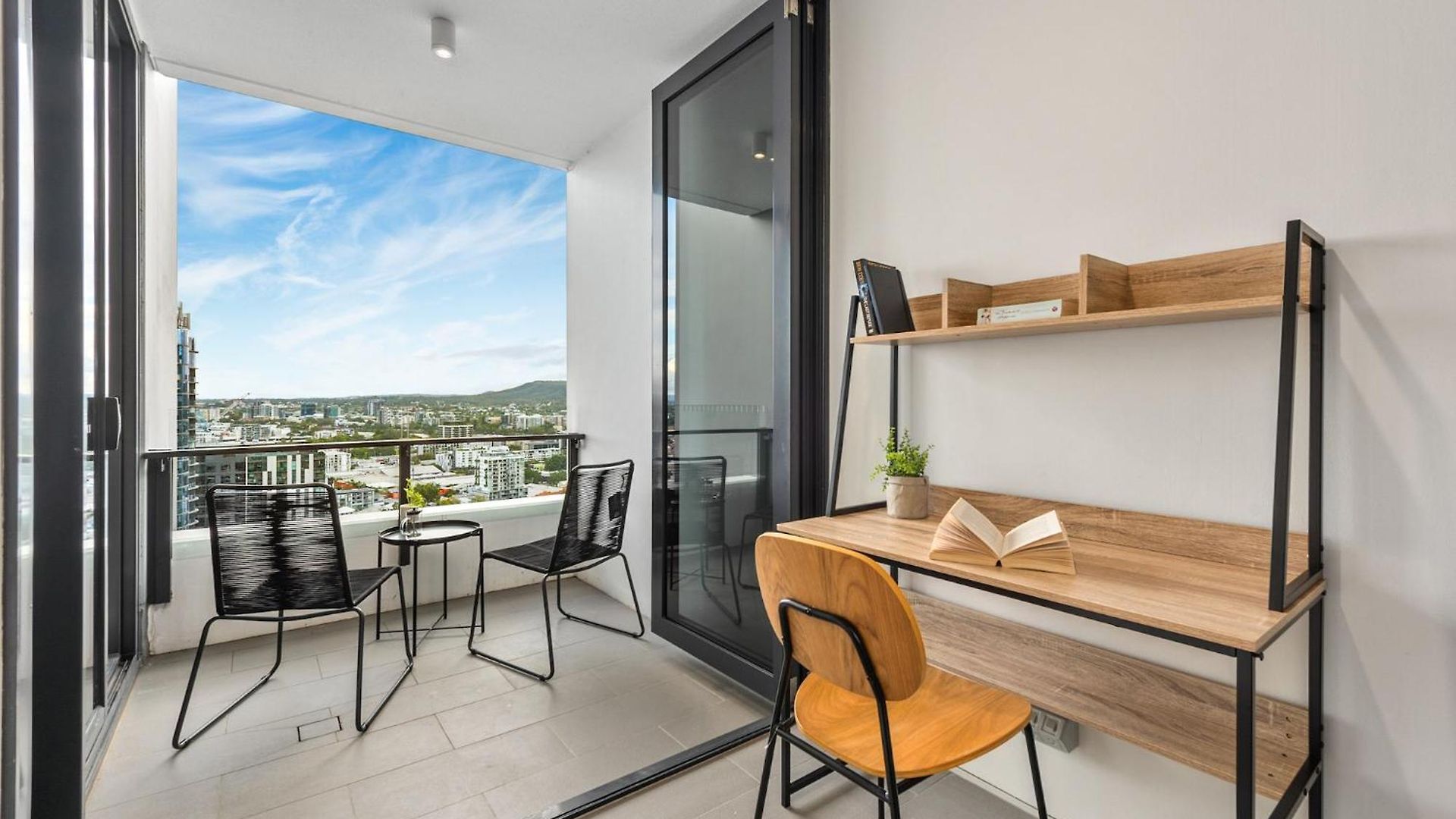 Mountain & Sunset Views With King Bed, Pool, Gym Apartment