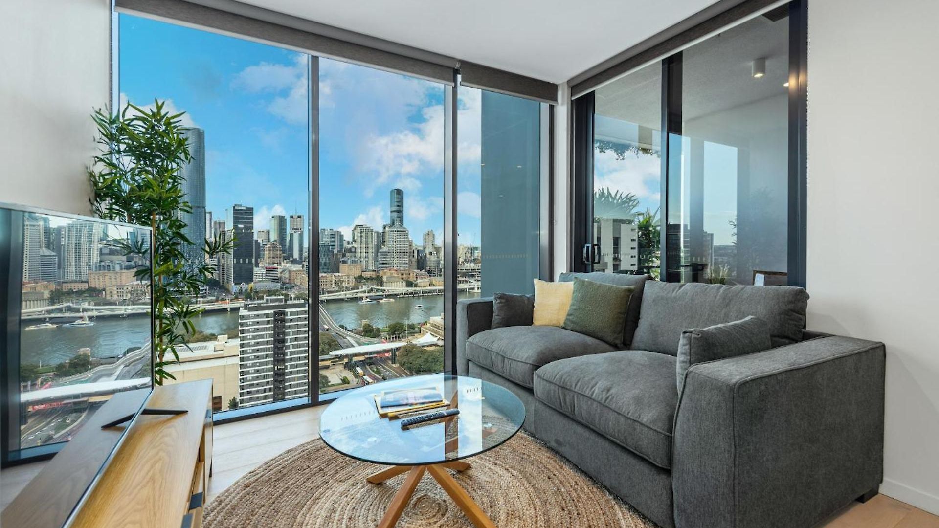 Breathtaking & River Views With Pool, Gym, Park