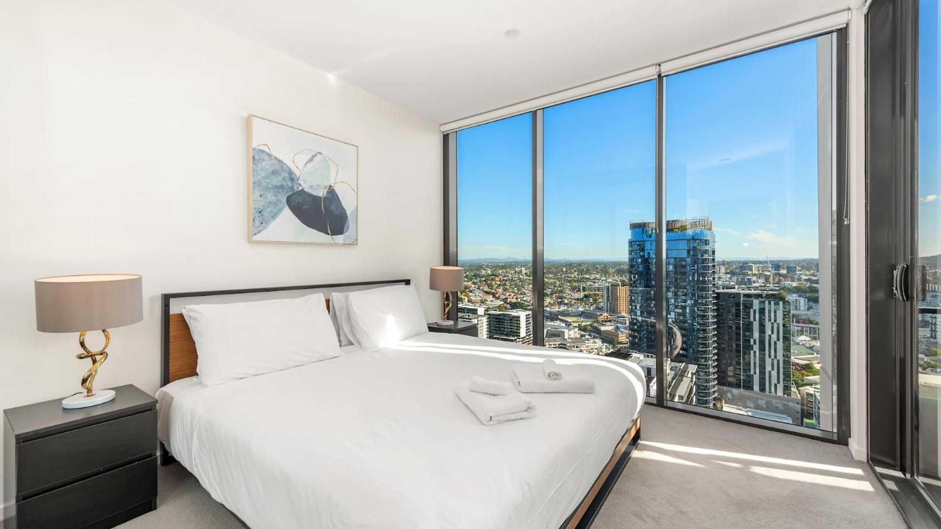 Breathtaking Views, King Bed, Pool & Location *