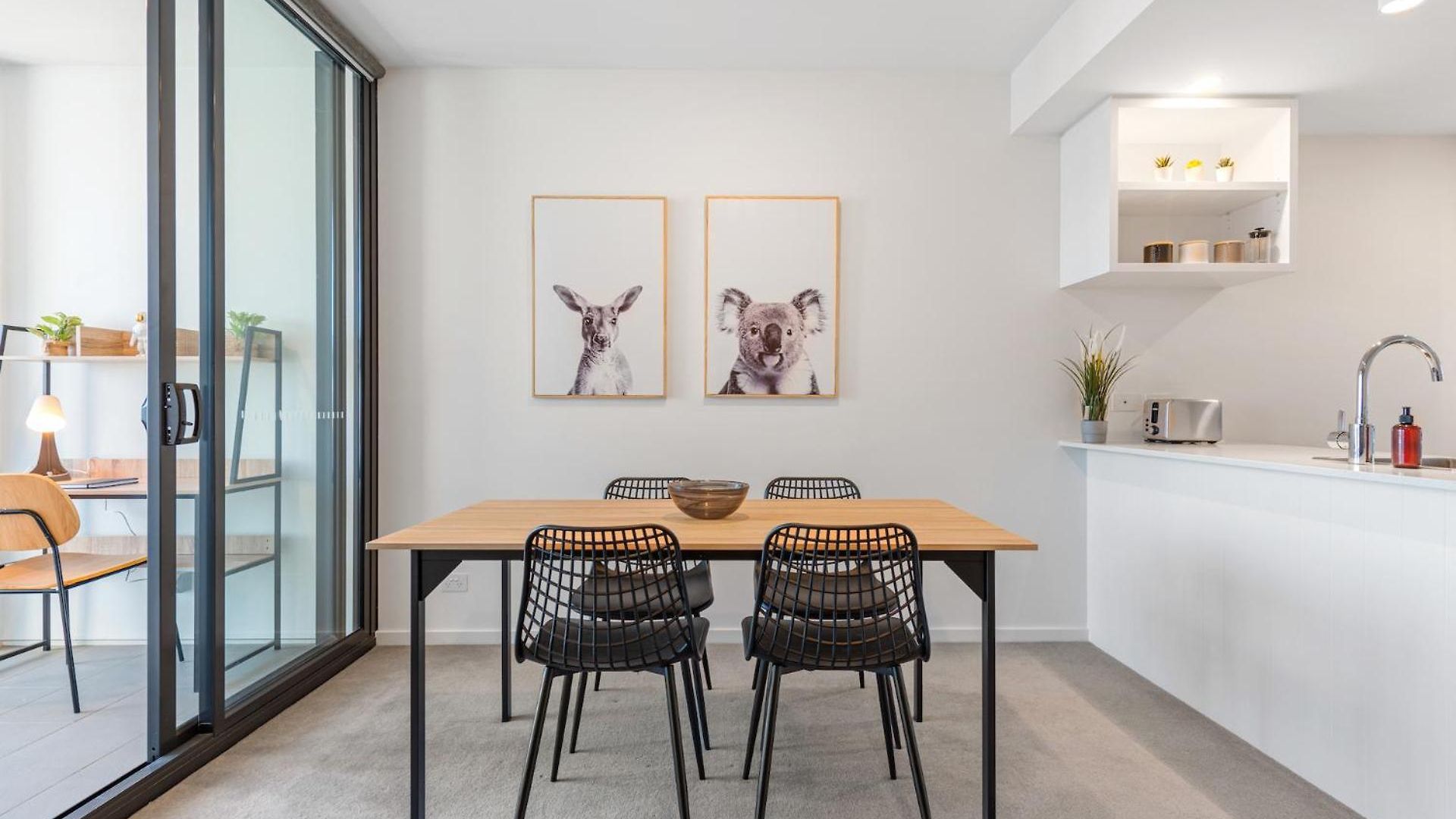 Breathtaking Views, King Bed, Pool & Location Brisbane