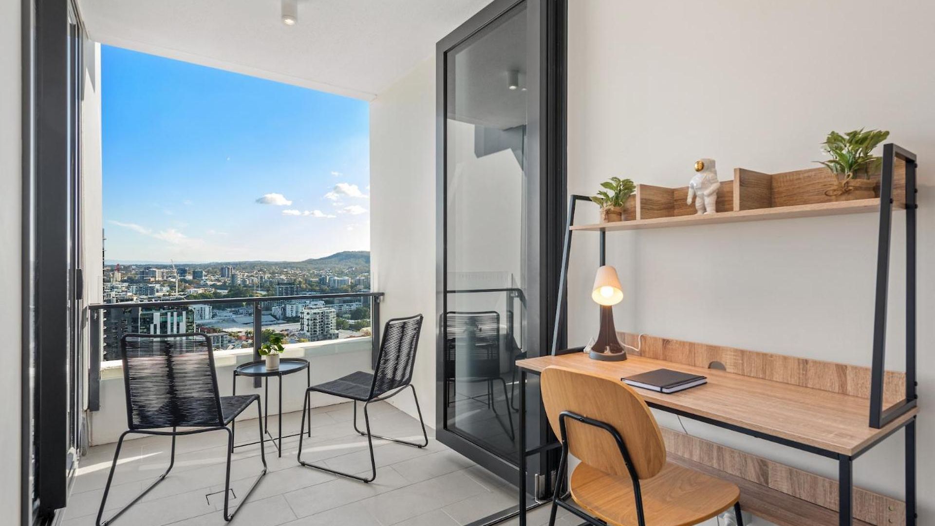 Breathtaking Views, King Bed, Pool & Location * Brisbane