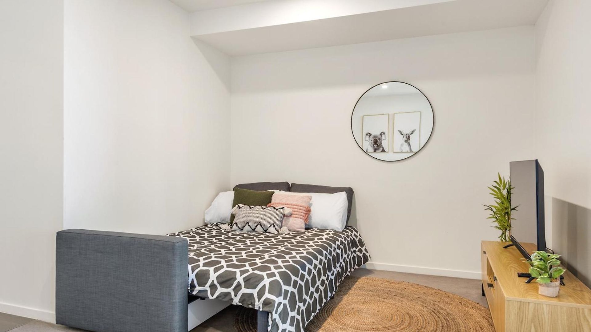 Apartment Floor With Gorgeous Views, King Bed, Pool & Gym *