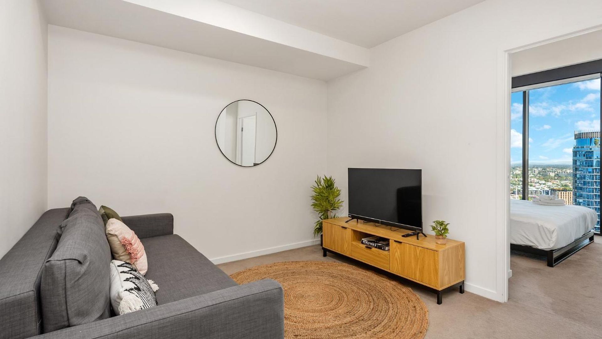 Floor With Gorgeous Views, King Bed, Pool & Gym