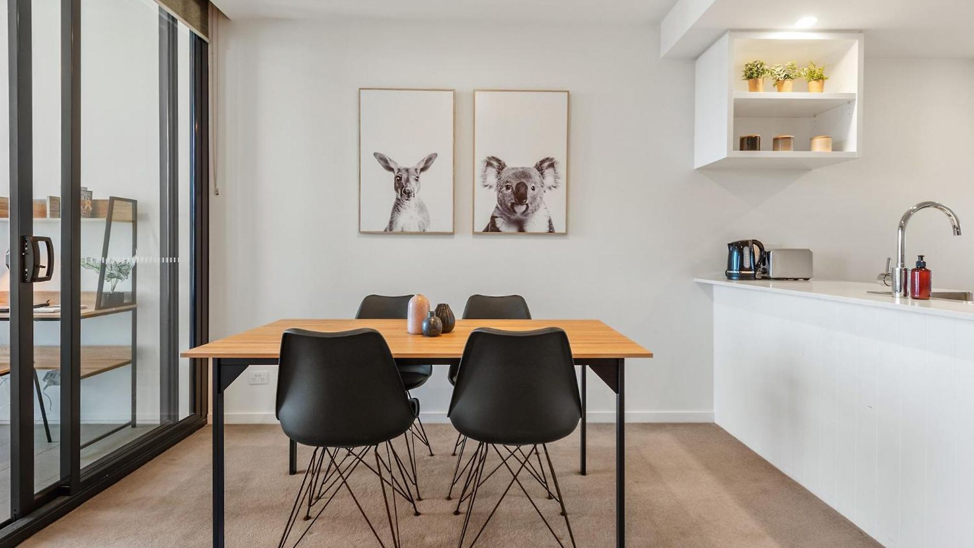 Floor With Gorgeous Views, King Bed, Pool & Gym Apartment