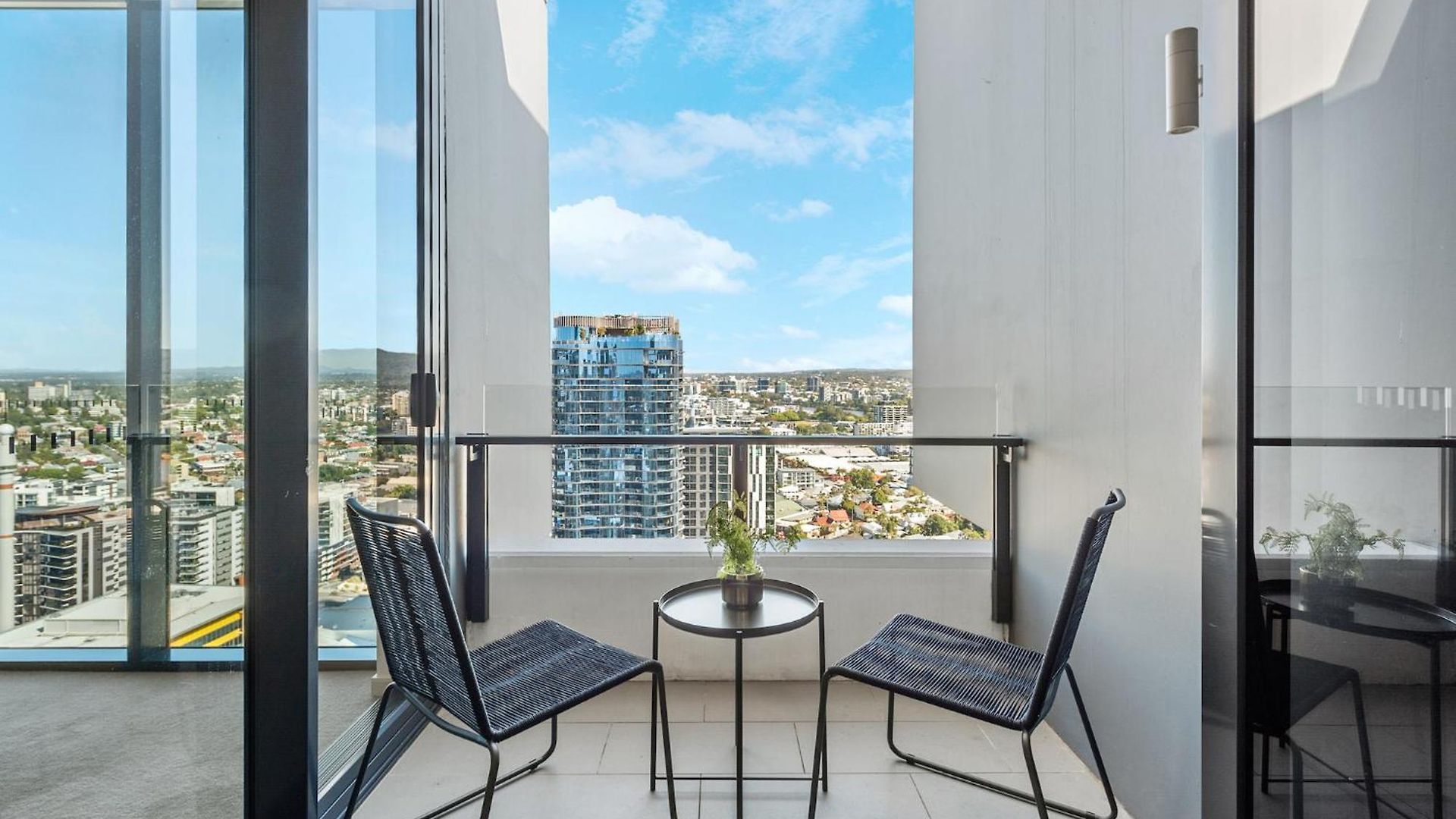 Floor With Gorgeous Views, King Bed, Pool & Gym Apartment *