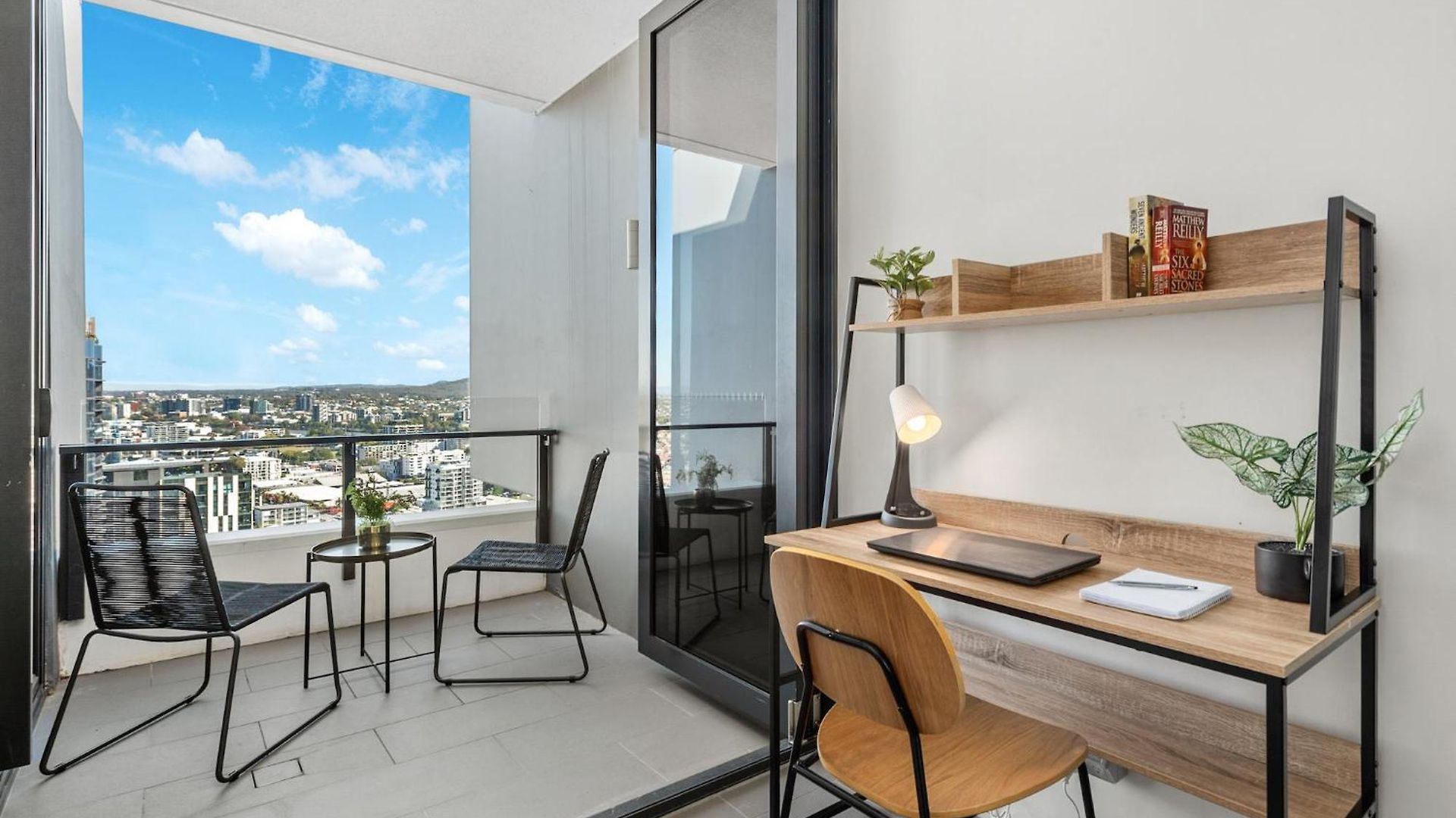 Floor With Gorgeous Views, King Bed, Pool & Gym Apartment Brisbane