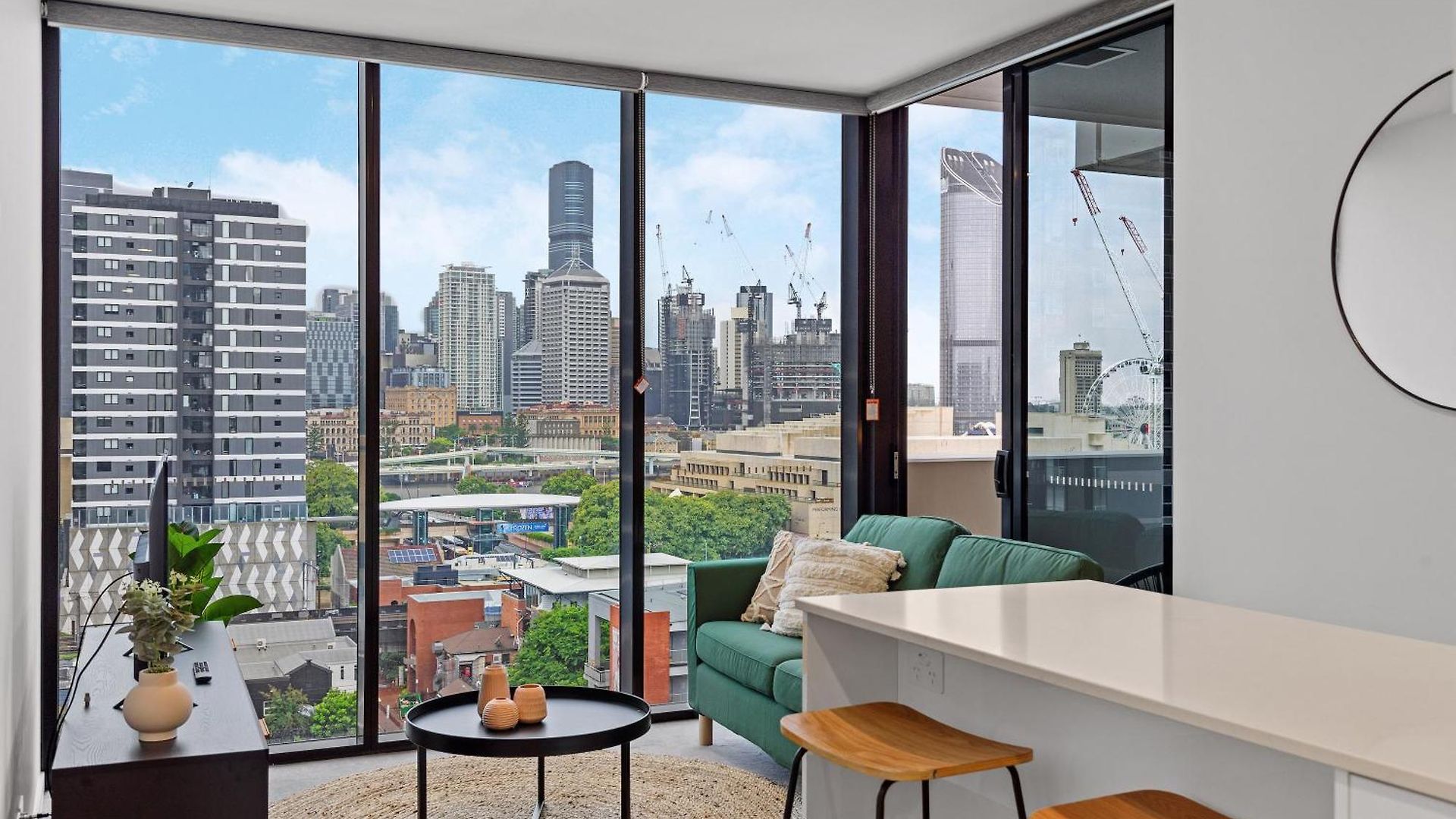 Apartment South Bank With Views, Study & Park *