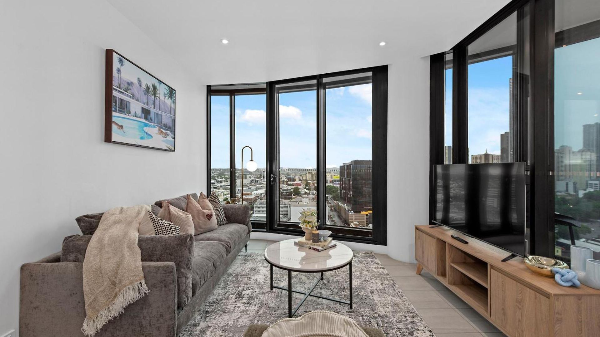 Stylish Valley Pad With Views, Huge Gym & Park *