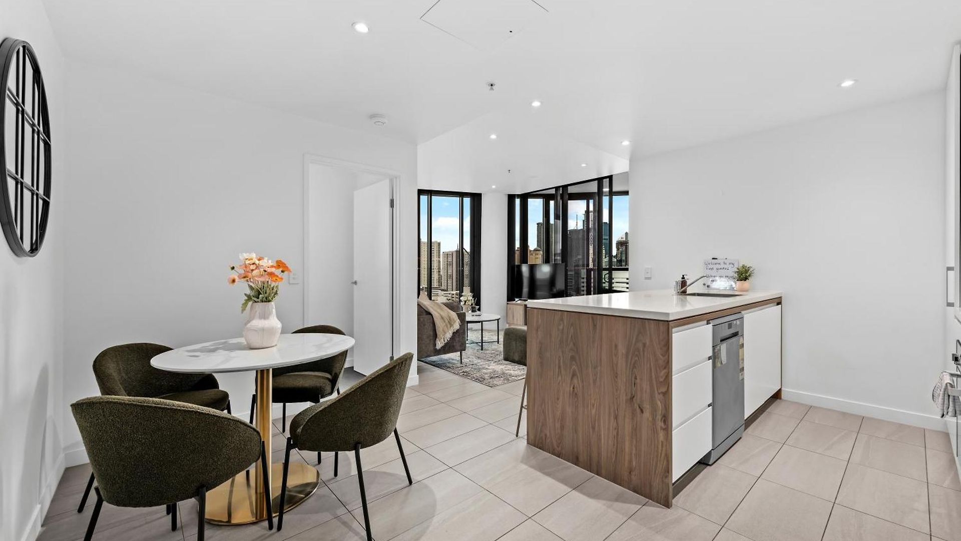 Stylish Valley Pad With Views, Huge Gym & Park Apartment *