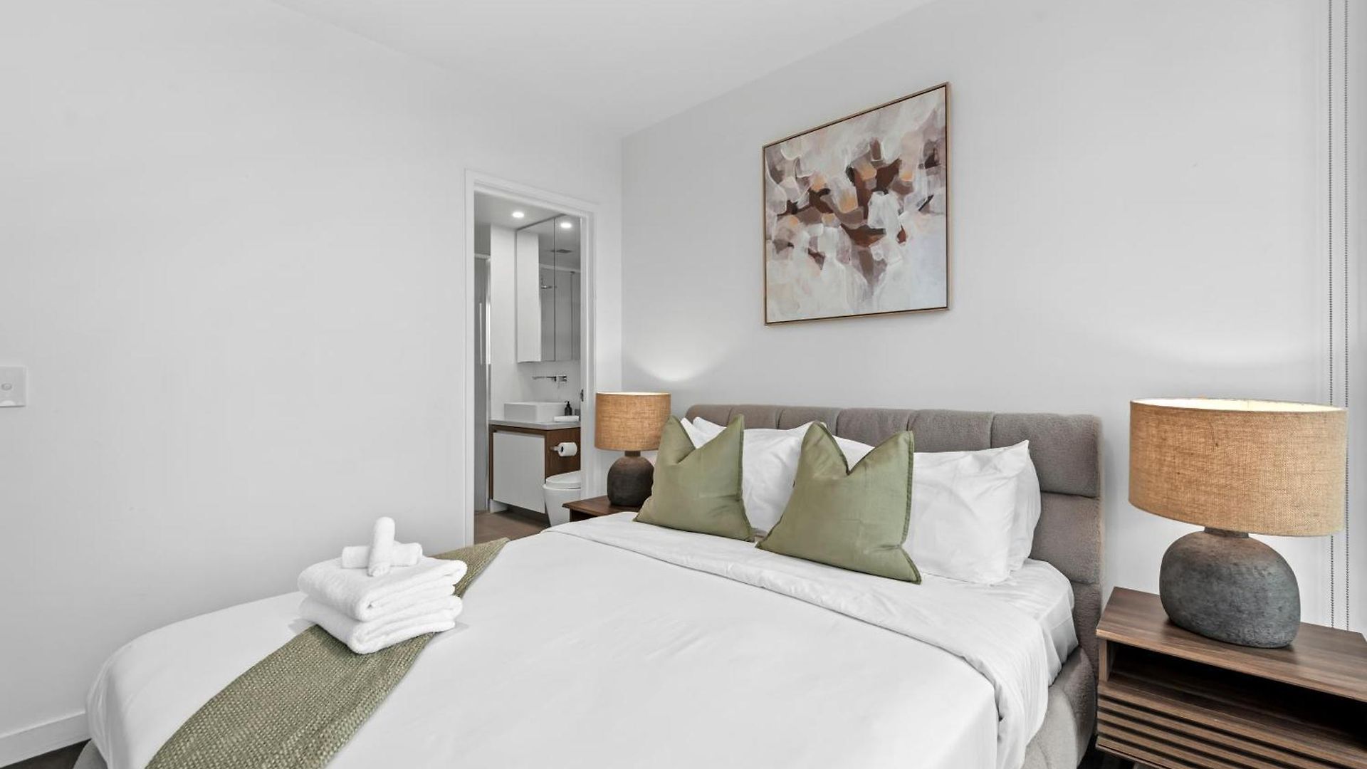 Apartment Stylish Valley Pad With Views, Huge Gym & Park *