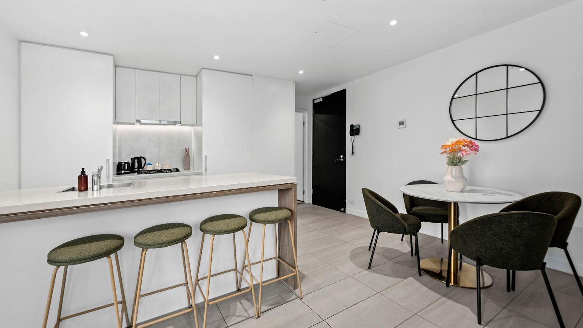 Stylish Valley Pad With Views, Huge Gym & Park *