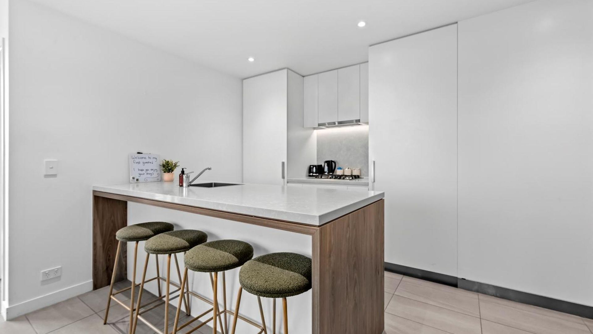 Stylish Valley Pad With Views, Huge Gym & Park Apartment