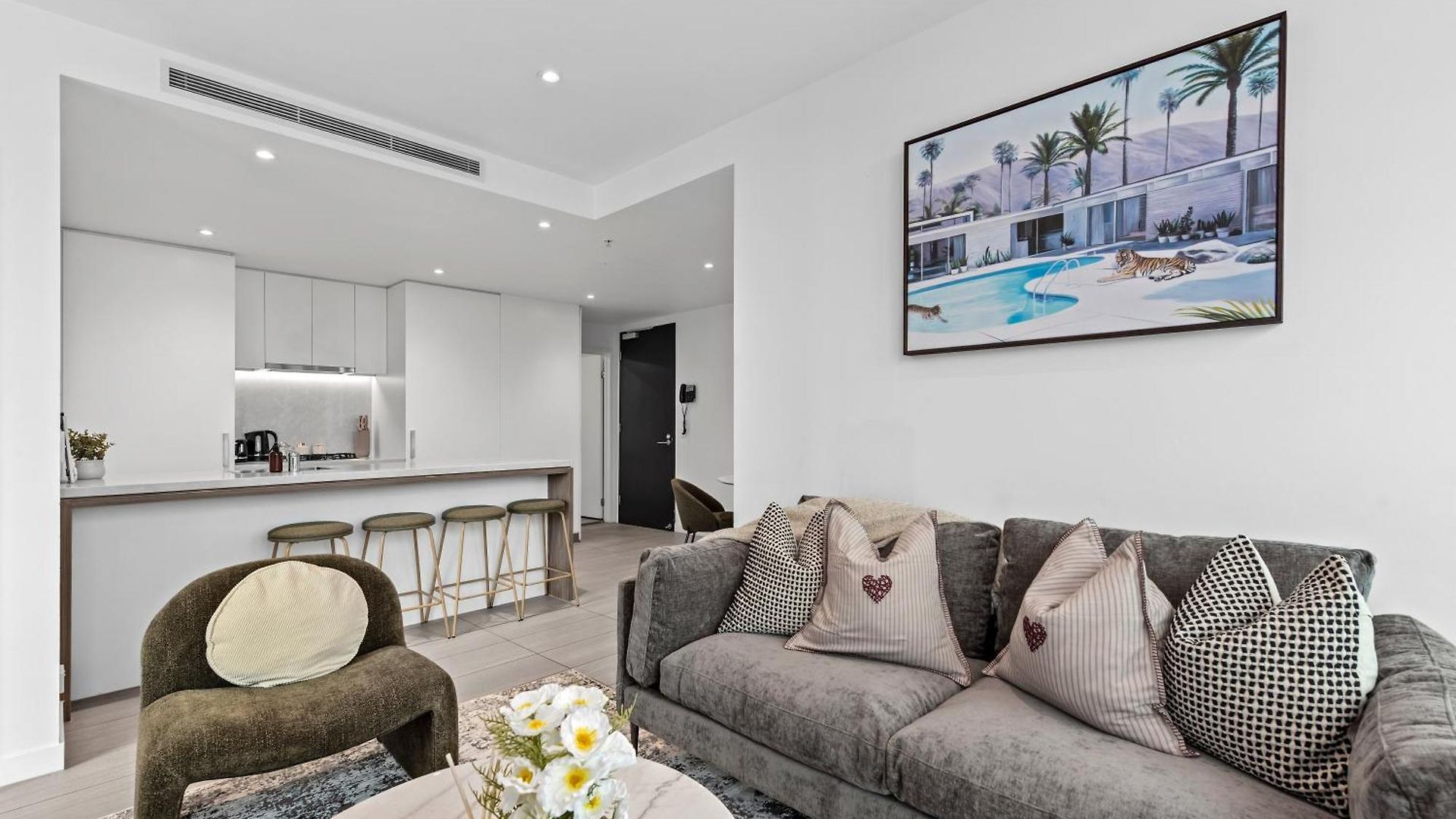 Stylish Valley Pad With Views, Huge Gym & Park Brisbane
