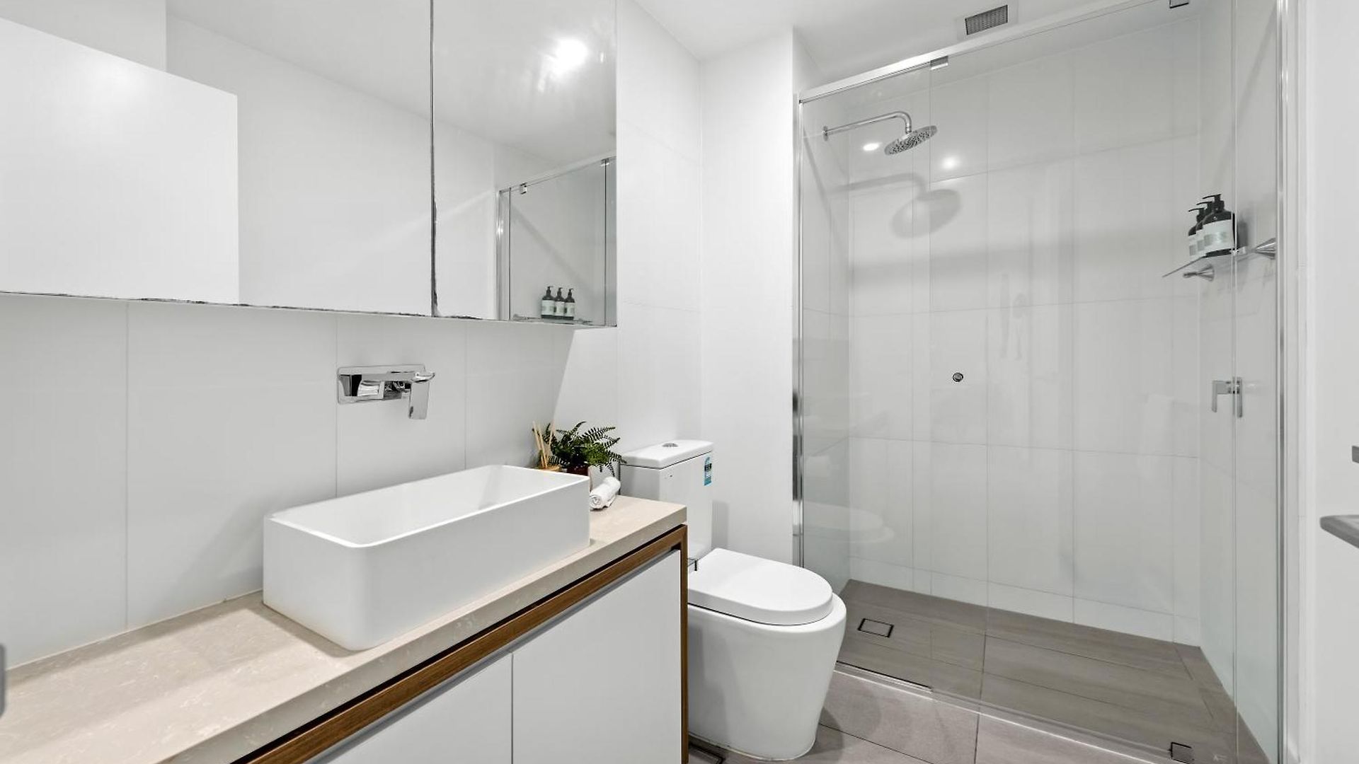 Stylish Valley Pad With Views, Huge Gym & Park Apartment