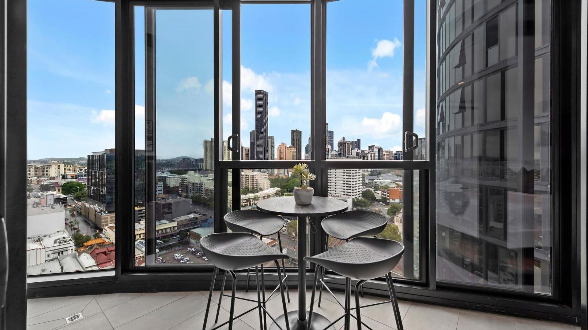 Apartment Stylish Valley Pad With Views, Huge Gym & Park