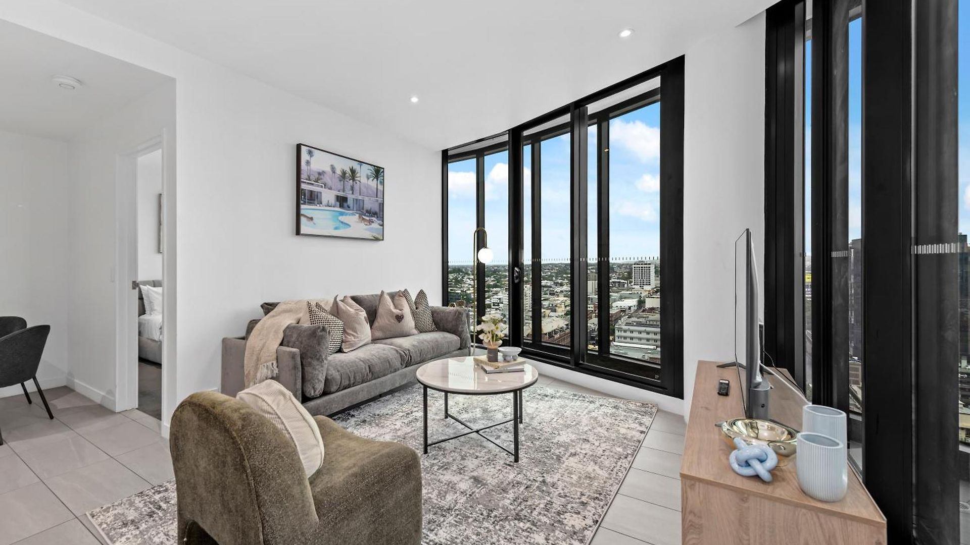 Stylish Valley Pad With Views, Huge Gym & Park *