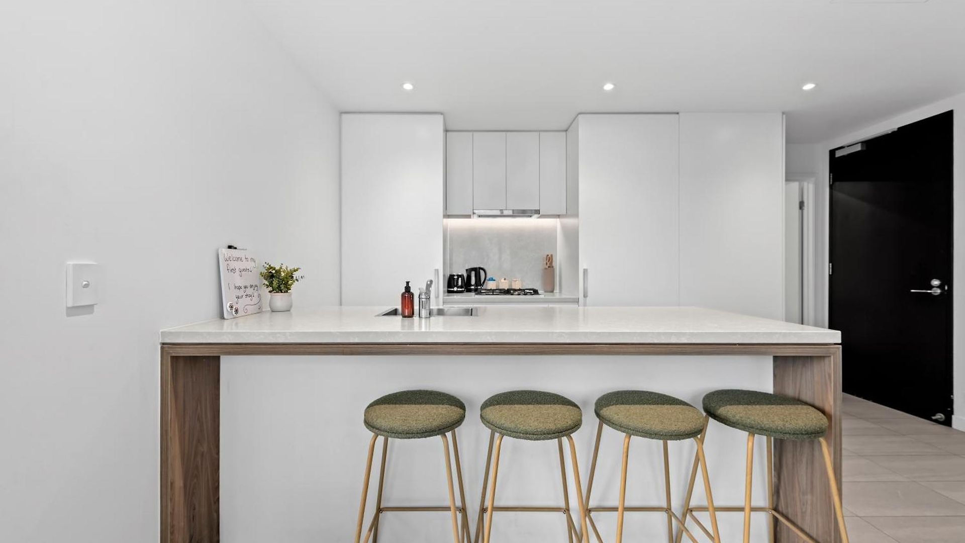 Apartment Stylish Valley Pad With Views, Huge Gym & Park