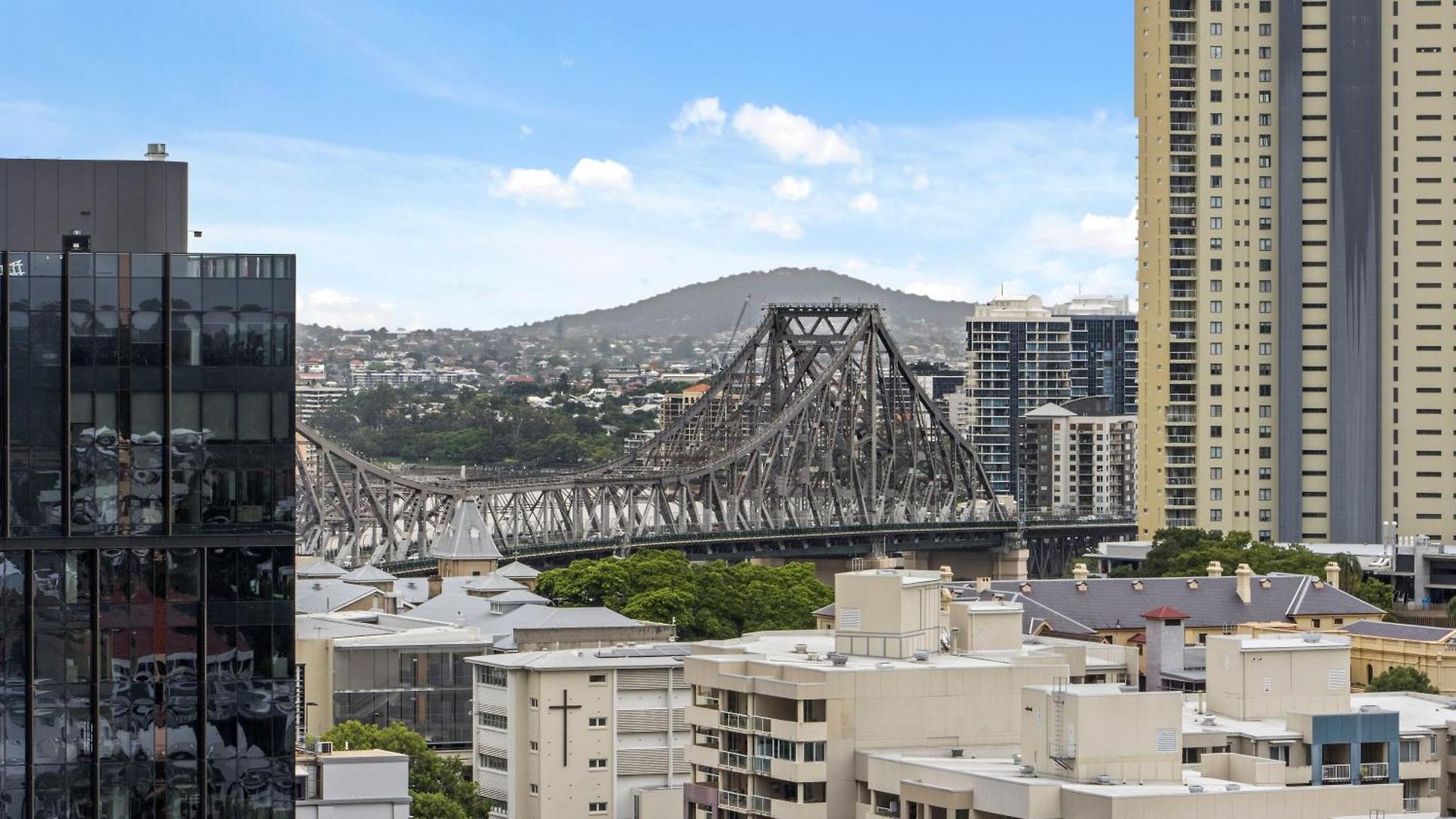 Stylish Valley Pad With Views, Huge Gym & Park Apartment Brisbane